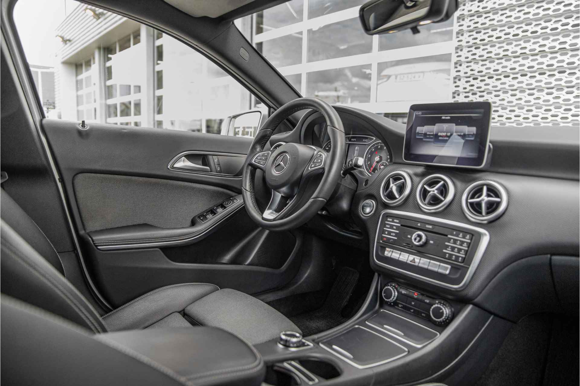 Mercedes-Benz A-Klasse 180 Business Solution | Camera | AMG Performance-stoelen | - 9/36