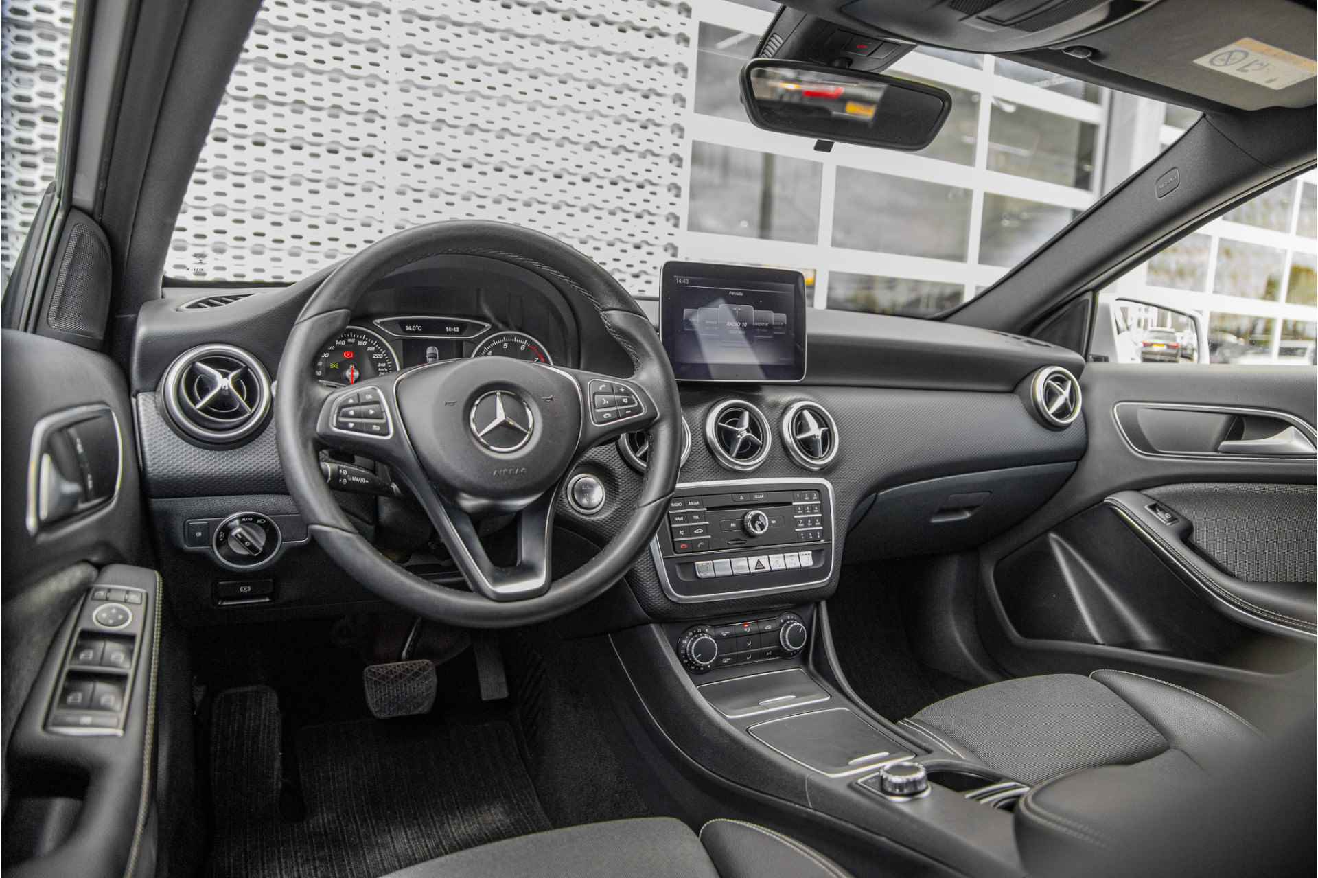Mercedes-Benz A-Klasse 180 Business Solution | Camera | AMG Performance-stoelen | - 10/36