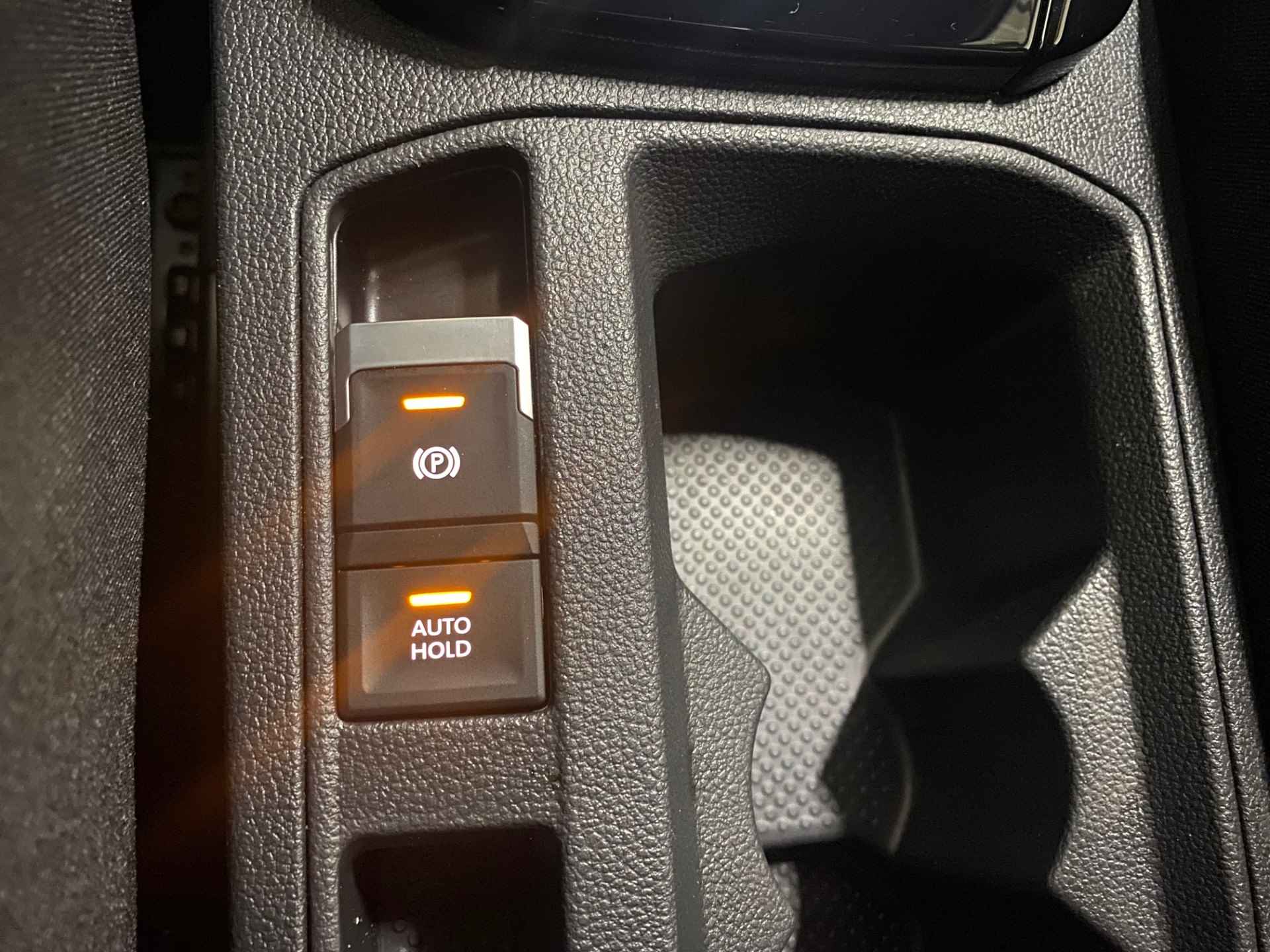 Volkswagen T-Roc 1.5 TSI Black Style Camera 19Inch Cruisecontrol adaptief IQ.Light Keyless entry - 38/43