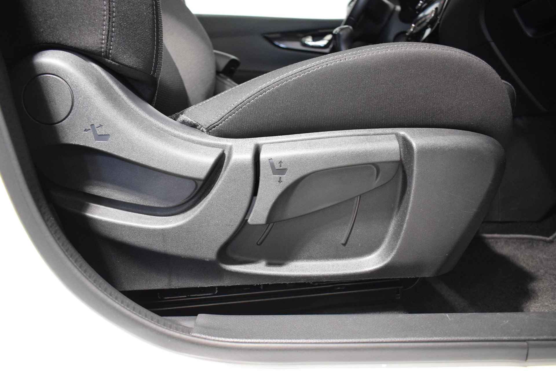 Nissan Qashqai 1.3 DIG-T N-Connecta | Panorma dak | 360-Camera | parkeersensoren | Trekhaak | Navigatie | Cruise control | Keyless entry | Apple Carplay/Android auto | - 24/60
