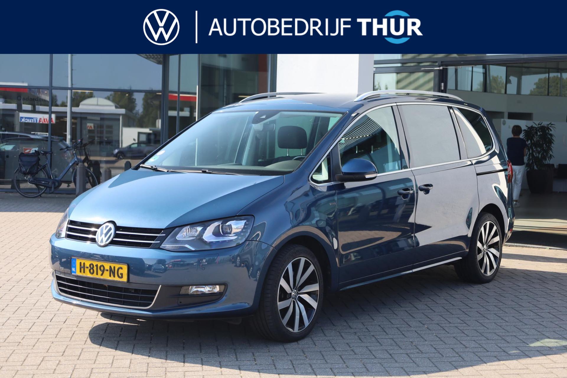 Volkswagen Sharan 1.4 TSI Comfortline 150PK / 110kW DSG, elektrisch verstelbare bestuurdersstoel met geheugen, elektrische schuifdeuren, elektrische achterklep, achteruitrijcamera, 18" LMV, xenon + LED, stoelverwarming, trekhaak, chroom accenten, parkeersensoren voor en achter, privacy glas, multifunctioneel lederen stuurwiel, adaptieve cruise control (acc), 3-zone climatronic