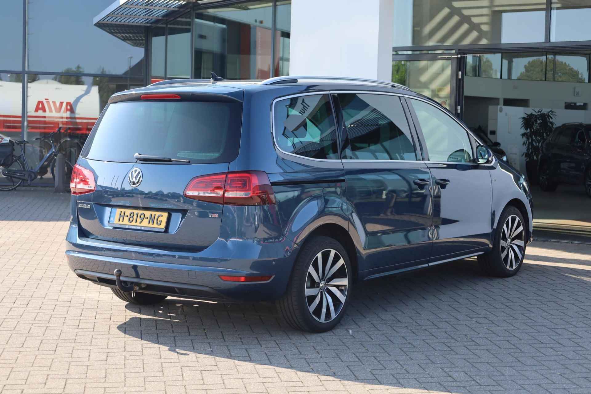 Volkswagen Sharan 1.4 TSI Comfortline 150PK / 110kW DSG, elektrisch verstelbare bestuurdersstoel met geheugen, elektrische schuifdeuren, elektrische achterklep, achteruitrijcamera, 18" LMV, xenon + LED, stoelverwarming, trekhaak, chroom accenten, parkeersensoren voor en achter, privacy glas, multifunctioneel lederen stuurwiel, adaptieve cruise control (acc), 3-zone climatronic - 2/40