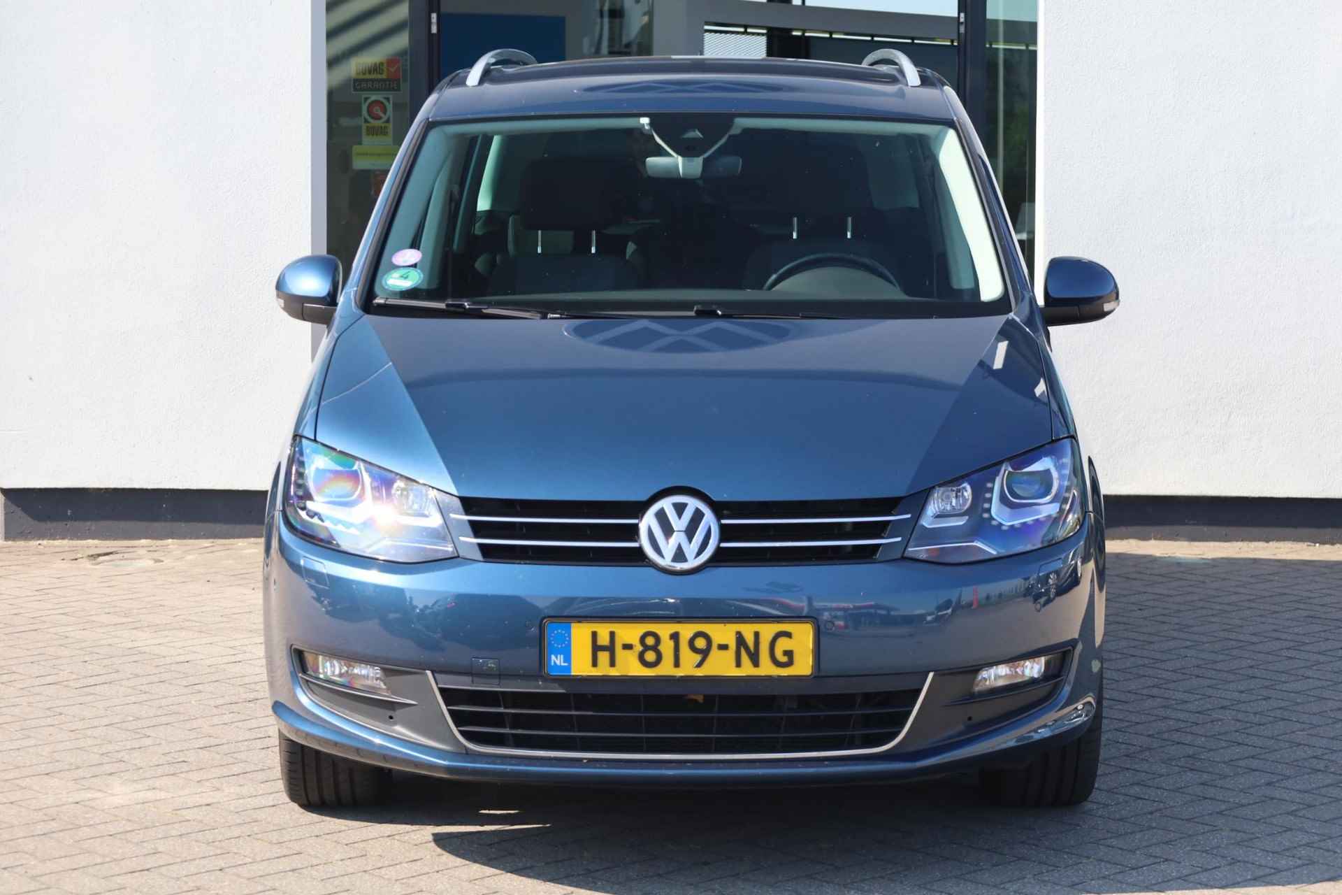 Volkswagen Sharan 1.4 TSI Comfortline 150PK / 110kW DSG, elektrisch verstelbare bestuurdersstoel met geheugen, elektrische schuifdeuren, elektrische achterklep, achteruitrijcamera, 18" LMV, xenon + LED, stoelverwarming, trekhaak, chroom accenten, parkeersensoren voor en achter, privacy glas, multifunctioneel lederen stuurwiel, adaptieve cruise control (acc), 3-zone climatronic - 3/40