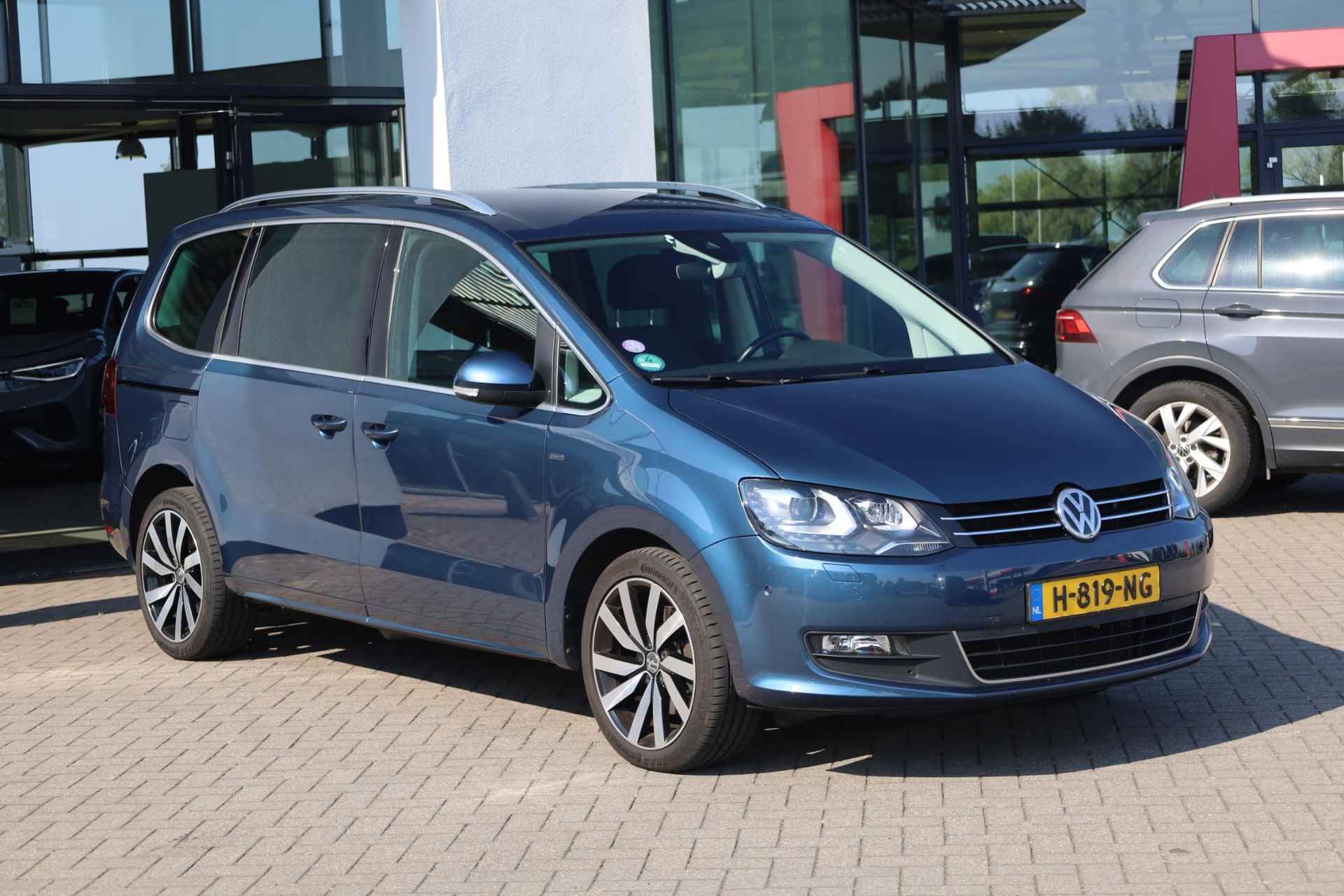 Volkswagen Sharan 1.4 TSI Comfortline 150PK / 110kW DSG, elektrisch verstelbare bestuurdersstoel met geheugen, elektrische schuifdeuren, elektrische achterklep, achteruitrijcamera, 18" LMV, xenon + LED, stoelverwarming, trekhaak, chroom accenten, parkeersensoren voor en achter, privacy glas, multifunctioneel lederen stuurwiel, adaptieve cruise control (acc), 3-zone climatronic - 5/40