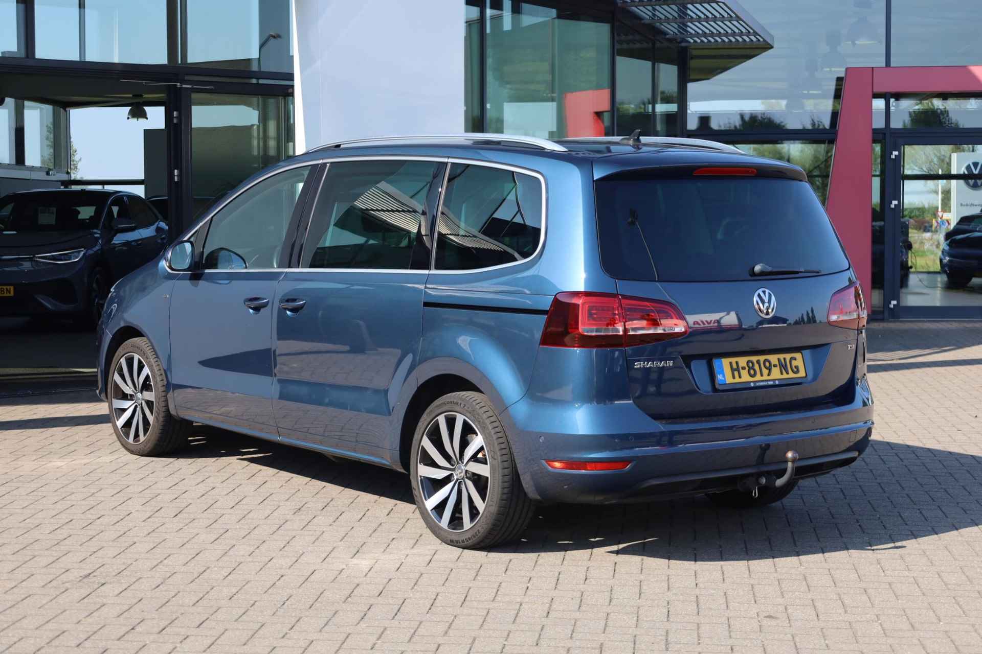 Volkswagen Sharan 1.4 TSI Comfortline 150PK / 110kW DSG, elektrisch verstelbare bestuurdersstoel met geheugen, elektrische schuifdeuren, elektrische achterklep, achteruitrijcamera, 18" LMV, xenon + LED, stoelverwarming, trekhaak, chroom accenten, parkeersensoren voor en achter, privacy glas, multifunctioneel lederen stuurwiel, adaptieve cruise control (acc), 3-zone climatronic - 6/40