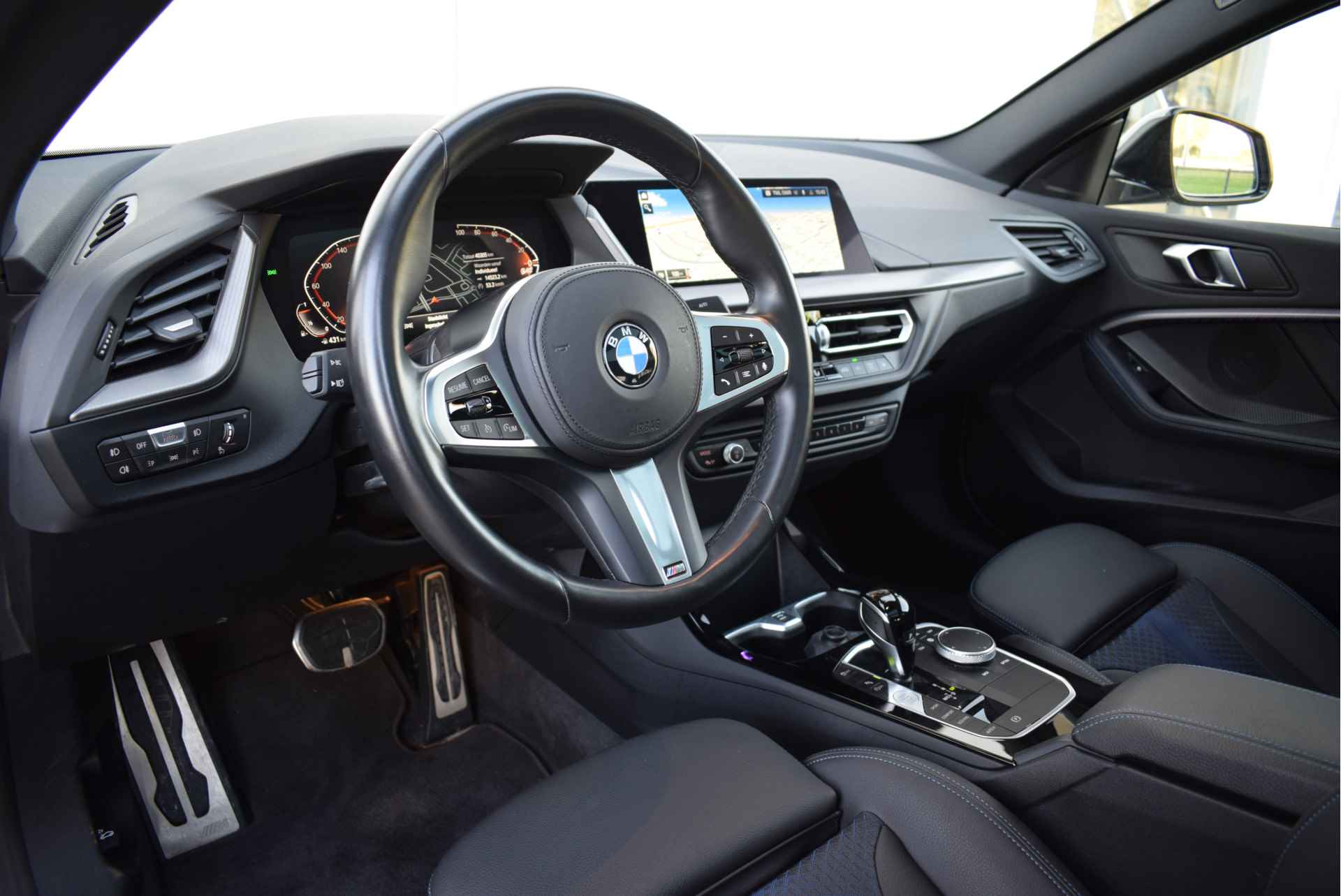 BMW 2 Serie Gran Coupé 218i High Executive M Sport Automaat / Panoramadak / Sportstoelen / Stoelverwarming / Parking Assistant / Live Cockpit Professional / Cruise Control - 16/17