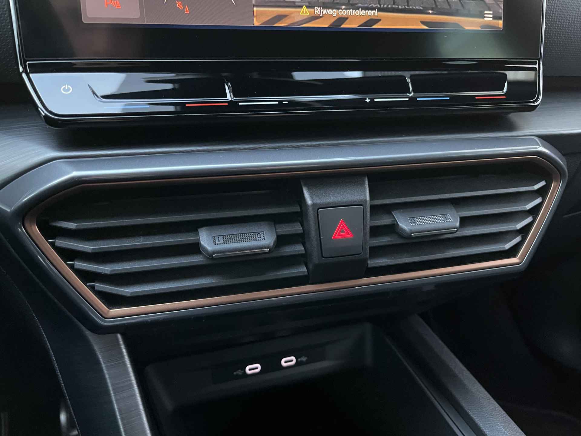 CUPRA Leon Sportstourer 1.4 e-Hybrid VZ Performance / AUTOMAAT/ 245 PK/ PANO/ CAMERA/ PARK. SENSOREN/ MATRIX/ DODE HOEK/ DCC/ KEYLESS/ STOEL-STUURVERWARM./ ADAPT. CRUISE/ APP CONNECT/ NAVI/ CLIMA/ DAB/ 19" LMV - 39/61