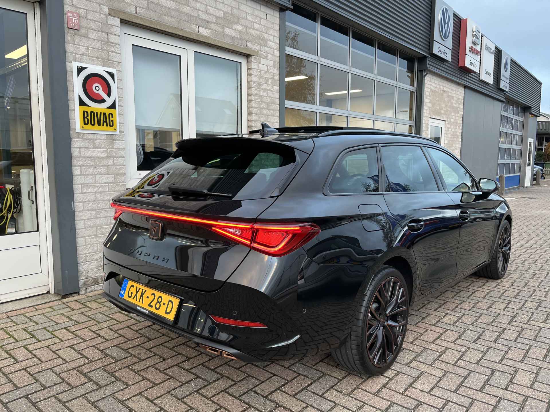 CUPRA Leon Sportstourer 1.4 e-Hybrid VZ Performance / AUTOMAAT/ 245 PK/ PANO/ CAMERA/ PARK. SENSOREN/ MATRIX/ DODE HOEK/ DCC/ KEYLESS/ STOEL-STUURVERWARM./ ADAPT. CRUISE/ APP CONNECT/ NAVI/ CLIMA/ DAB/ 19" LMV - 55/61