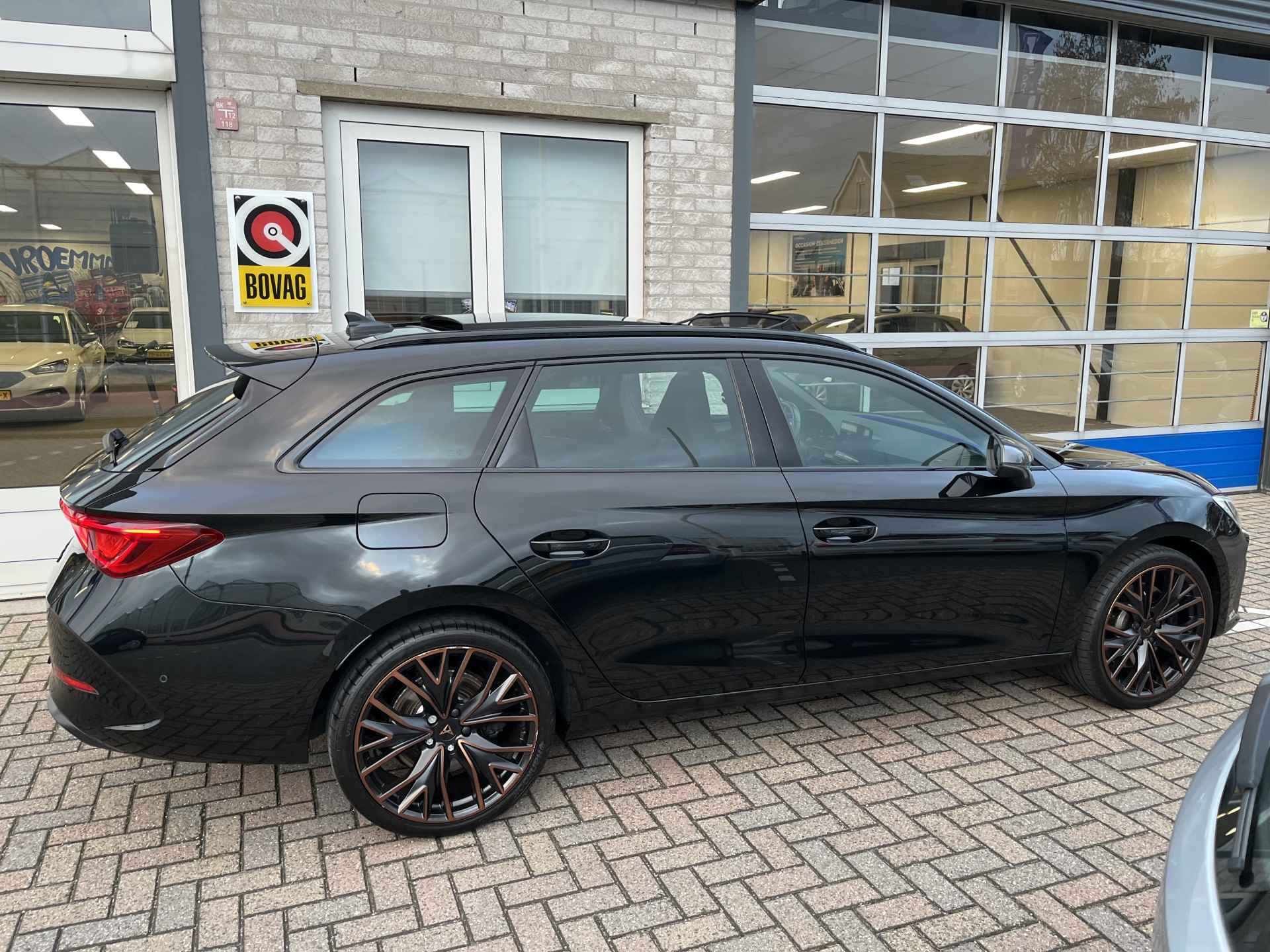 CUPRA Leon Sportstourer 1.4 e-Hybrid VZ Performance / AUTOMAAT/ 245 PK/ PANO/ CAMERA/ PARK. SENSOREN/ MATRIX/ DODE HOEK/ DCC/ KEYLESS/ STOEL-STUURVERWARM./ ADAPT. CRUISE/ APP CONNECT/ NAVI/ CLIMA/ DAB/ 19" LMV - 56/61