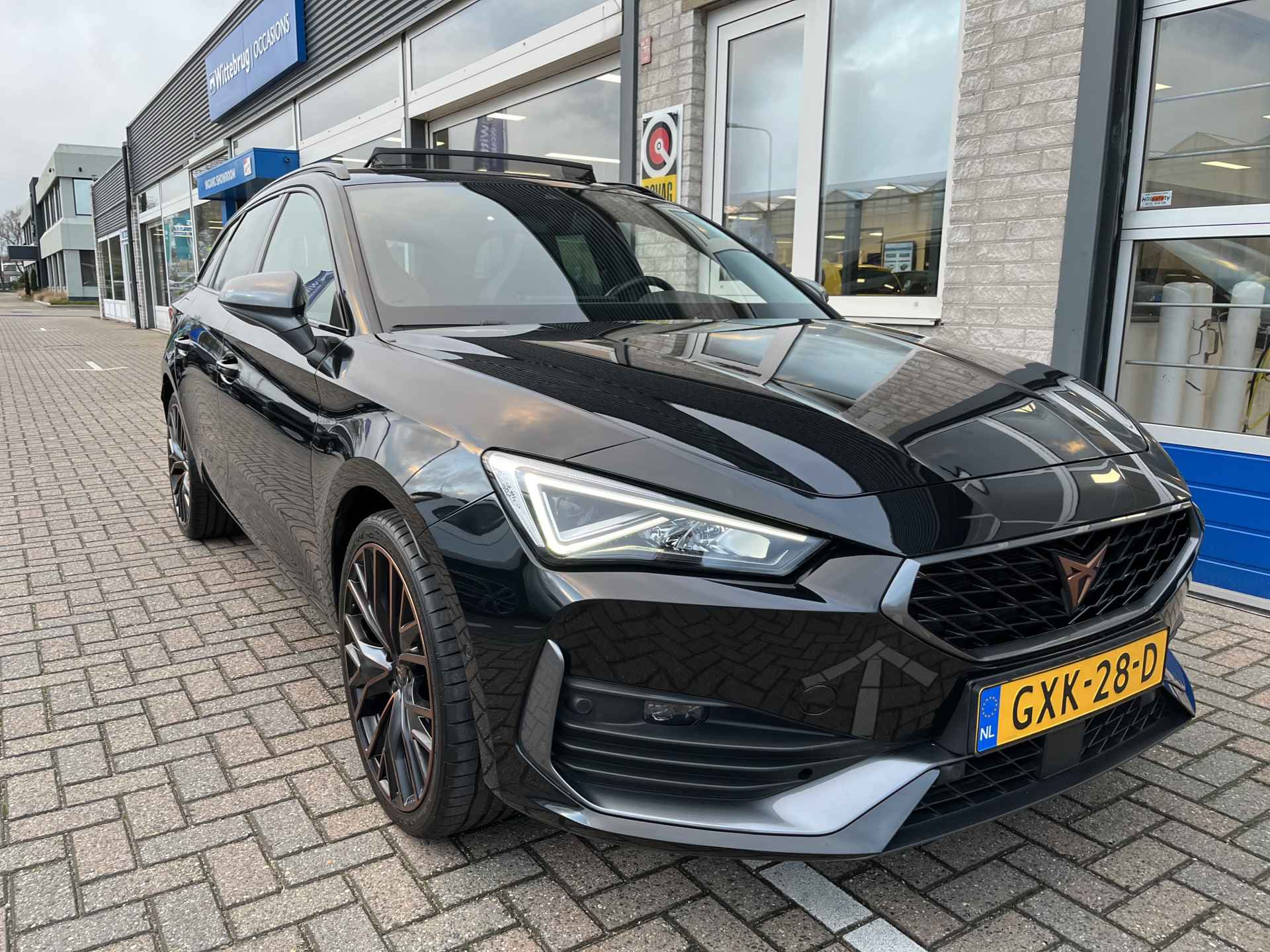 CUPRA Leon Sportstourer 1.4 e-Hybrid VZ Performance / AUTOMAAT/ 245 PK/ PANO/ CAMERA/ PARK. SENSOREN/ MATRIX/ DODE HOEK/ DCC/ KEYLESS/ STOEL-STUURVERWARM./ ADAPT. CRUISE/ APP CONNECT/ NAVI/ CLIMA/ DAB/ 19" LMV - 57/61