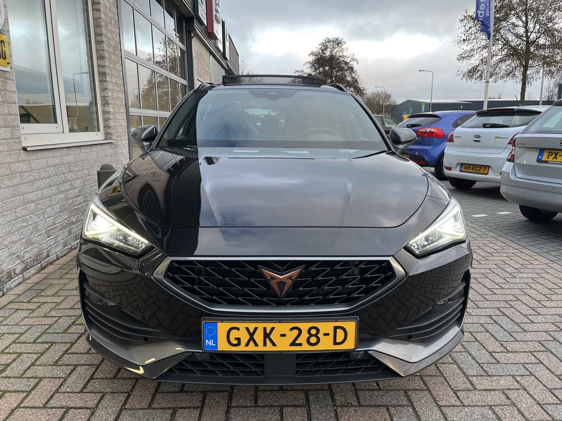 CUPRA Leon Sportstourer 1.4 e-Hybrid VZ Performance / AUTOMAAT/ 245 PK/ PANO/ CAMERA/ PARK. SENSOREN/ MATRIX/ DODE HOEK/ DCC/ KEYLESS/ STOEL-STUURVERWARM./ ADAPT. CRUISE/ APP CONNECT/ NAVI/ CLIMA/ DAB/ 19" LMV - 51/61