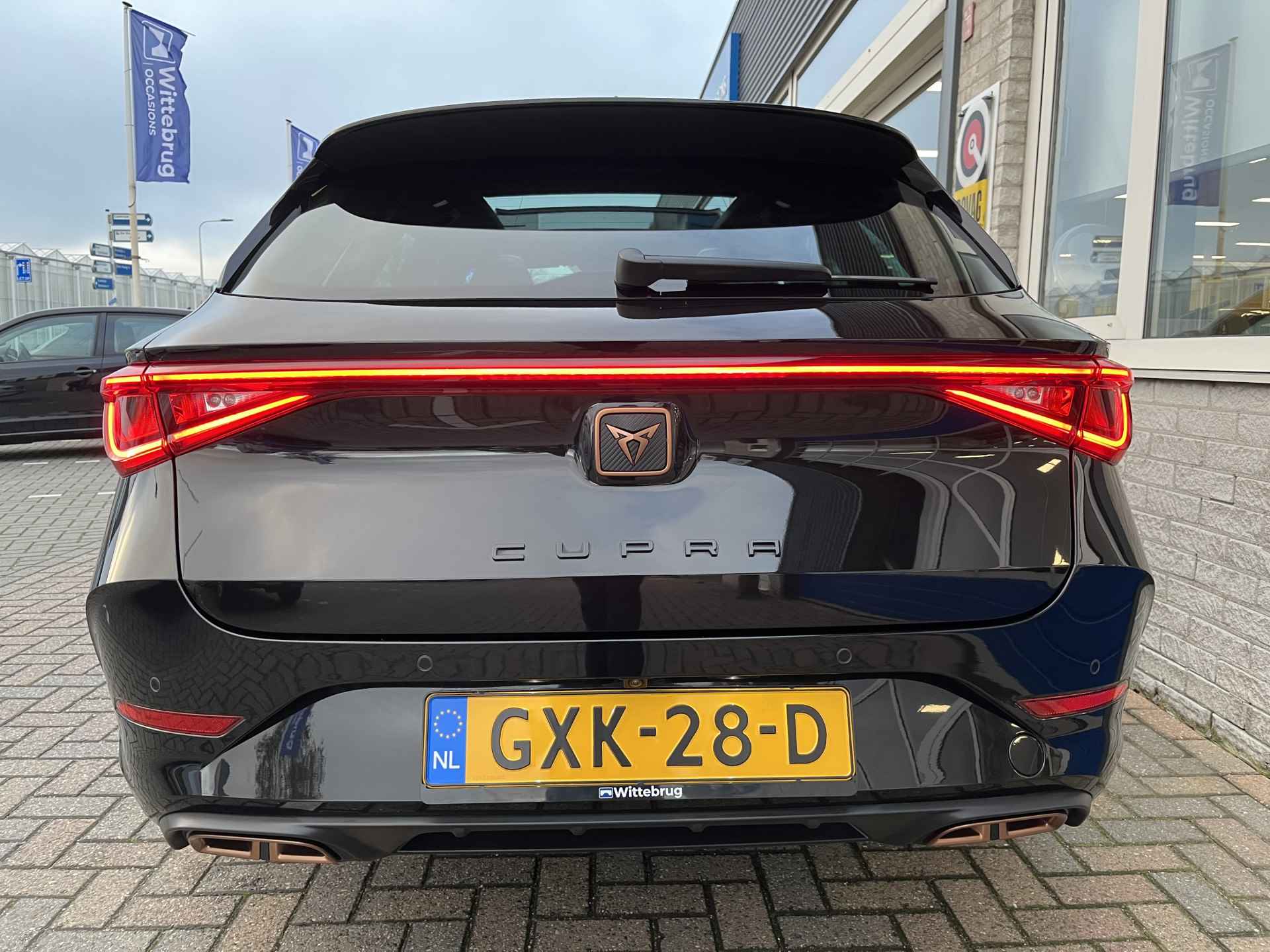 CUPRA Leon Sportstourer 1.4 e-Hybrid VZ Performance / AUTOMAAT/ 245 PK/ PANO/ CAMERA/ PARK. SENSOREN/ MATRIX/ DODE HOEK/ DCC/ KEYLESS/ STOEL-STUURVERWARM./ ADAPT. CRUISE/ APP CONNECT/ NAVI/ CLIMA/ DAB/ 19" LMV - 52/61