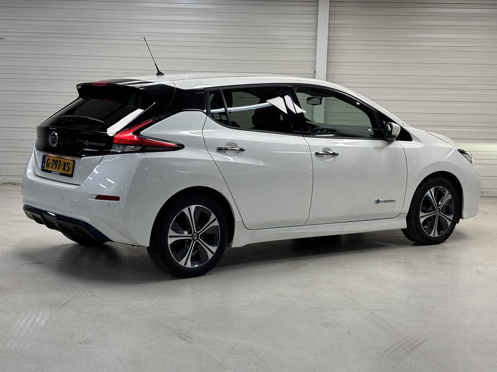 Nissan LEAF Tekna 40 kWh / Accu SOH 92% / Achterbank, stuurwiel + voorstoelen verwarmd / Rondomzichtcamera / Parkeersensoren voor + achter / Navigatiesysteem full map / Lichtmetalen velgen 17" / Apple Car Play & Android Auto - 3/37