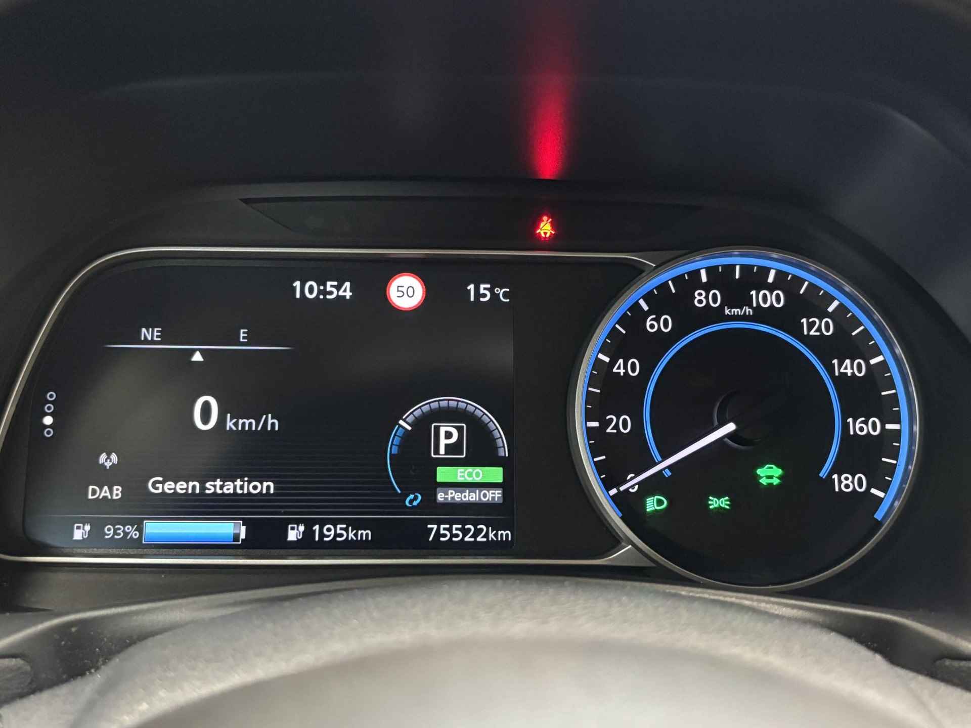 Nissan LEAF Tekna 40 kWh / Accu SOH 92% / Achterbank, stuurwiel + voorstoelen verwarmd / Rondomzichtcamera / Parkeersensoren voor + achter / Navigatiesysteem full map / Lichtmetalen velgen 17" / Apple Car Play & Android Auto - 4/37