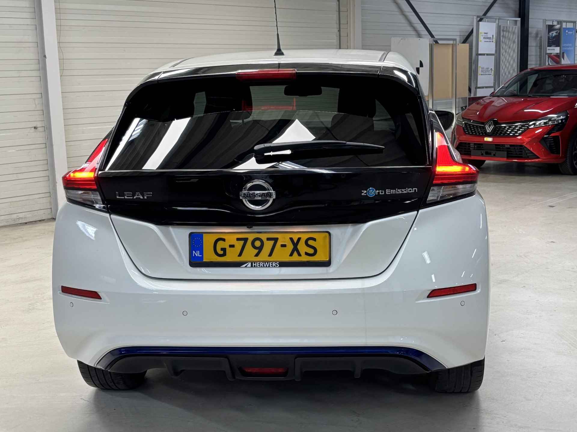 Nissan LEAF Tekna 40 kWh / Accu SOH 92% / Achterbank, stuurwiel + voorstoelen verwarmd / Rondomzichtcamera / Parkeersensoren voor + achter / Navigatiesysteem full map / Lichtmetalen velgen 17" / Apple Car Play & Android Auto - 9/37