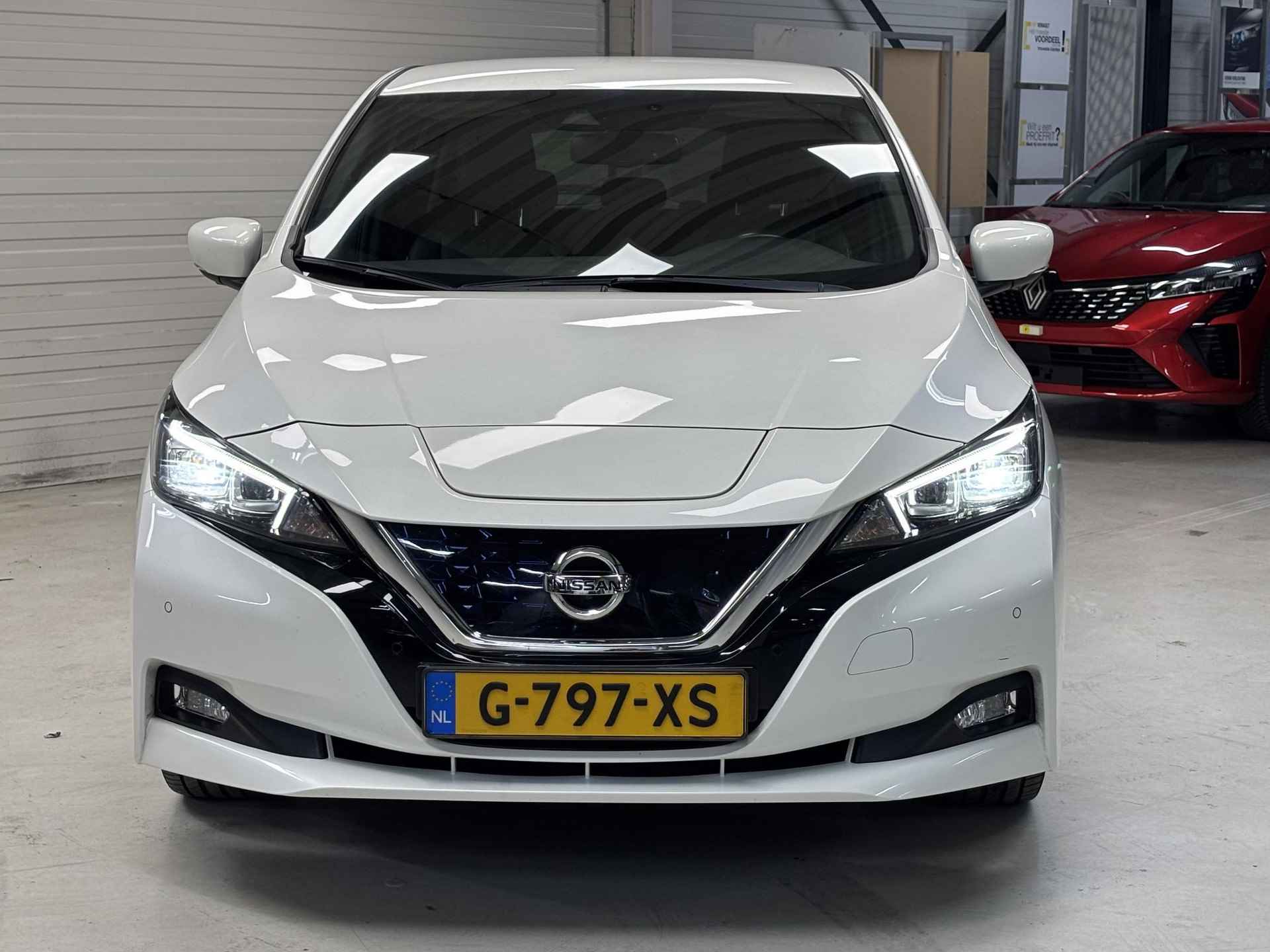 Nissan LEAF Tekna 40 kWh / Accu SOH 92% / Achterbank, stuurwiel + voorstoelen verwarmd / Rondomzichtcamera / Parkeersensoren voor + achter / Navigatiesysteem full map / Lichtmetalen velgen 17" / Apple Car Play & Android Auto - 12/37