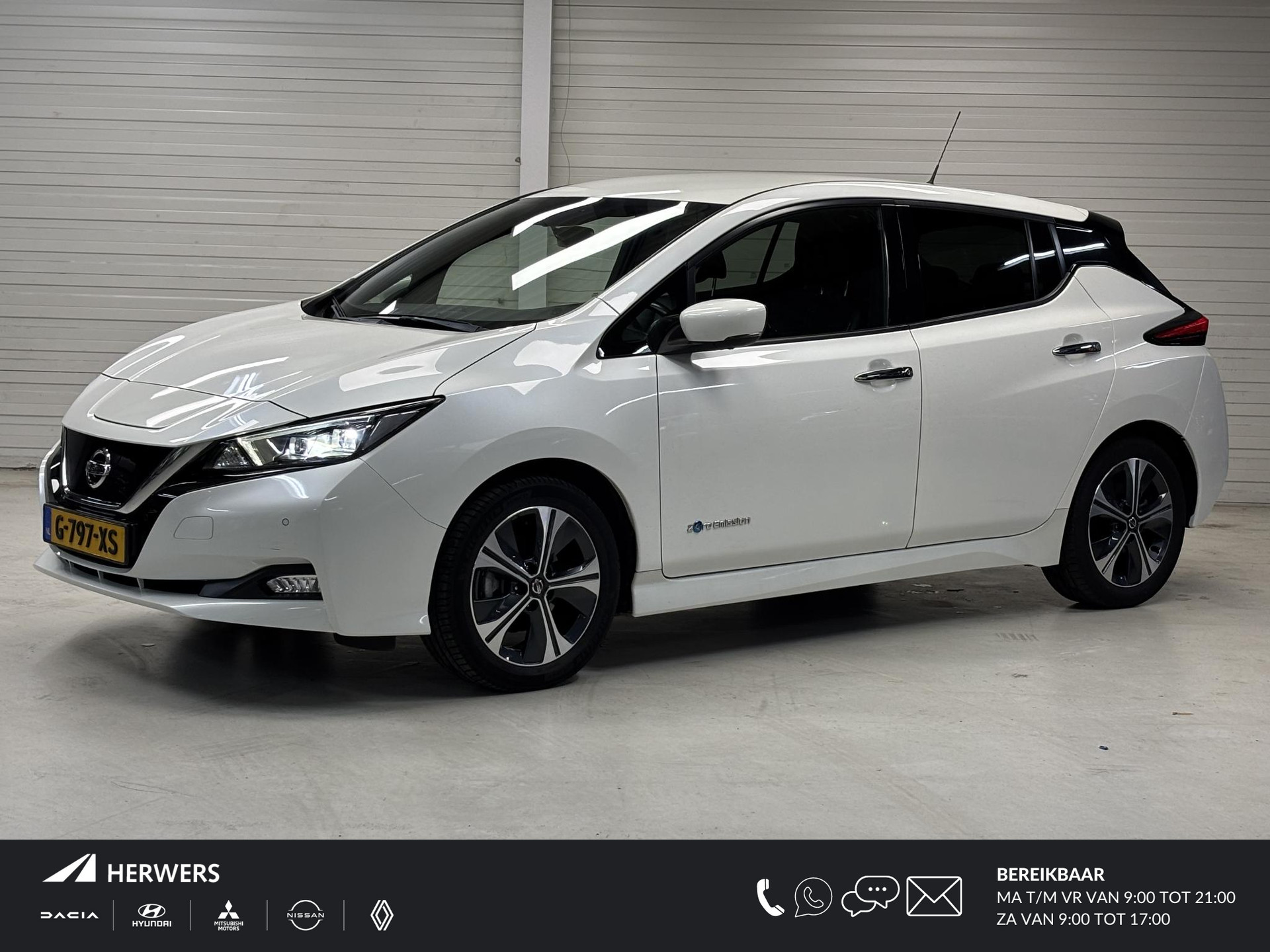 Nissan LEAF Tekna 40 kWh / Accu SOH 92% / Achterbank, stuurwiel + voorstoelen verwarmd / Rondomzichtcamera / Parkeersensoren voor + achter / Navigatiesysteem full map / Lichtmetalen velgen 17" / Apple Car Play & Android Auto