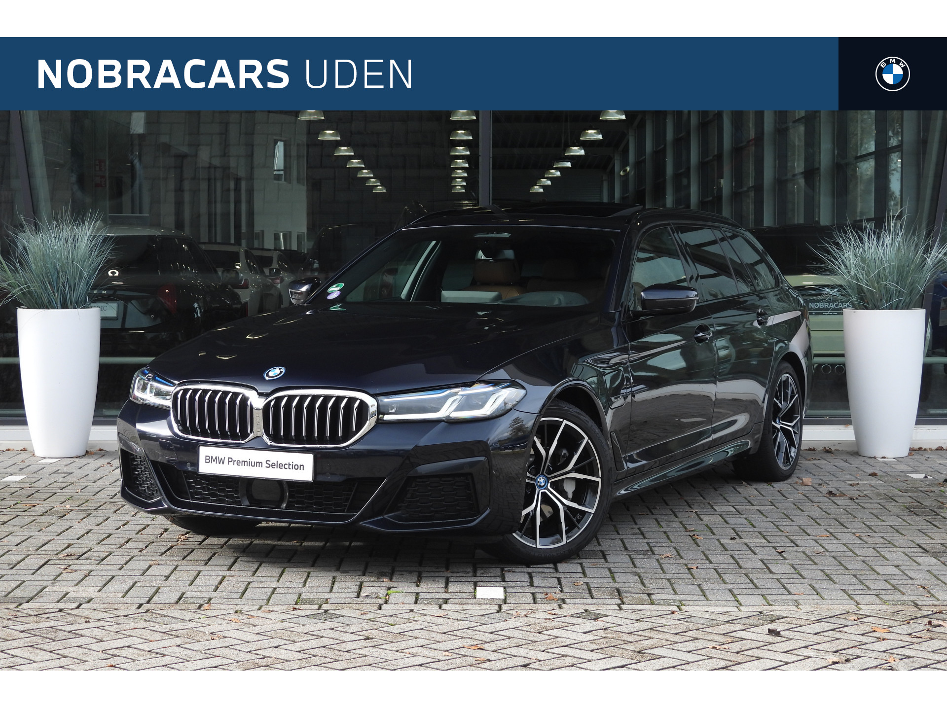 BMW 5 Serie Touring 530e High Executive M Sport Automaat / Panoramadak / Trekhaak / Laserlight / Comfort Access / Head-Up / Driving Assistant Professional