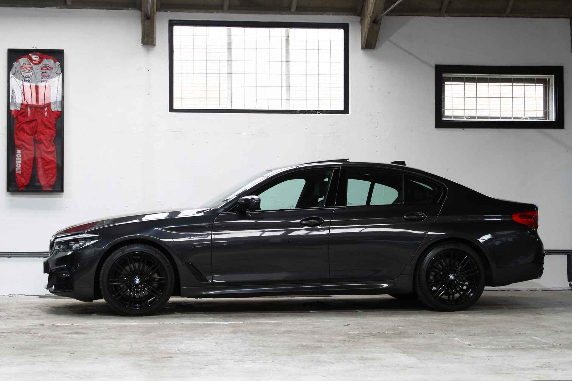 BMW 5-serie 520i High Executive Edition | M-Sport | Schuifdak | Elektr. Trekhaak | Head-Up | 19 inch | NL Auto | - 2/29