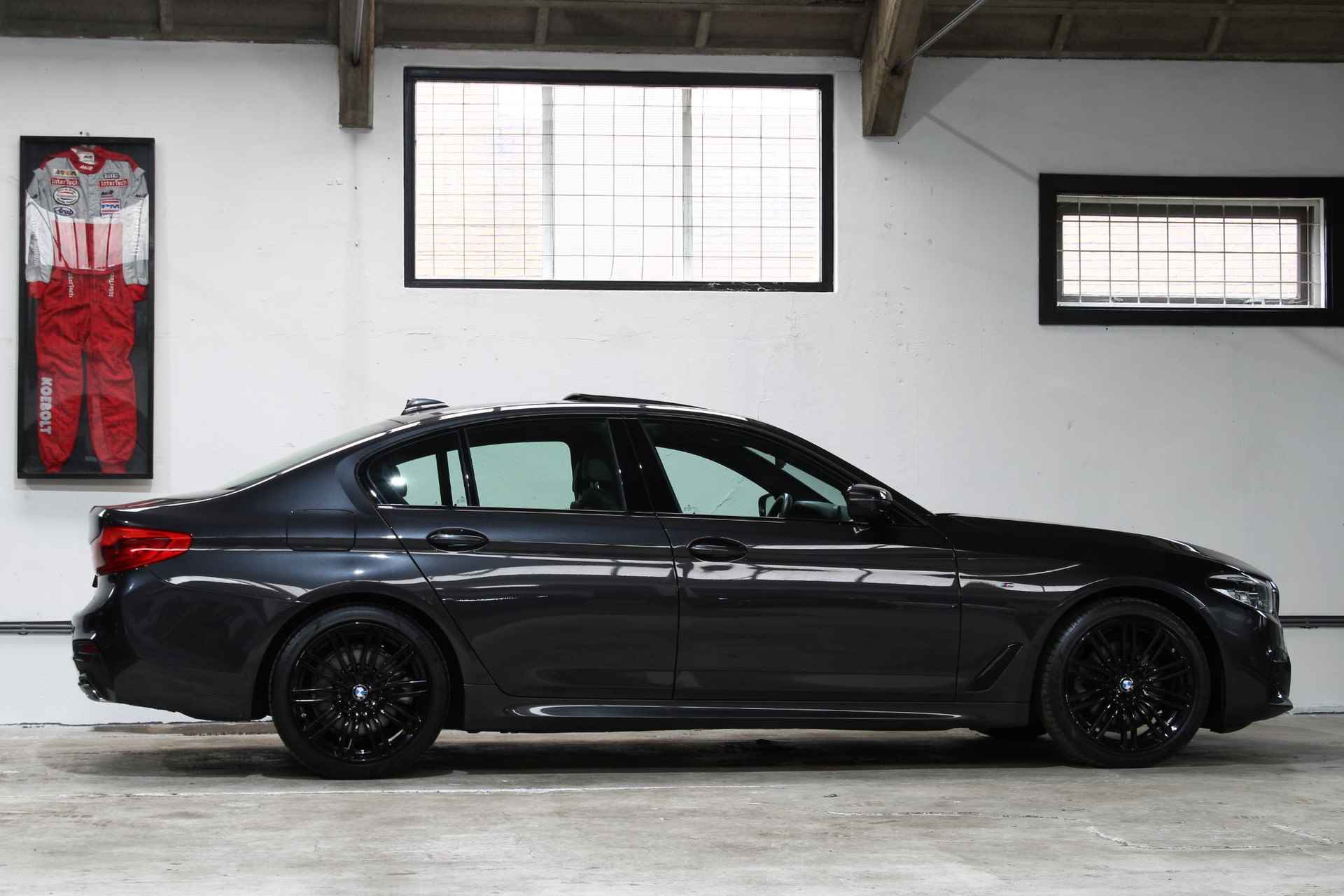 BMW 5-serie 520i High Executive Edition | M-Sport | Schuifdak | Elektr. Trekhaak | Head-Up | 19 inch | NL Auto | - 8/29