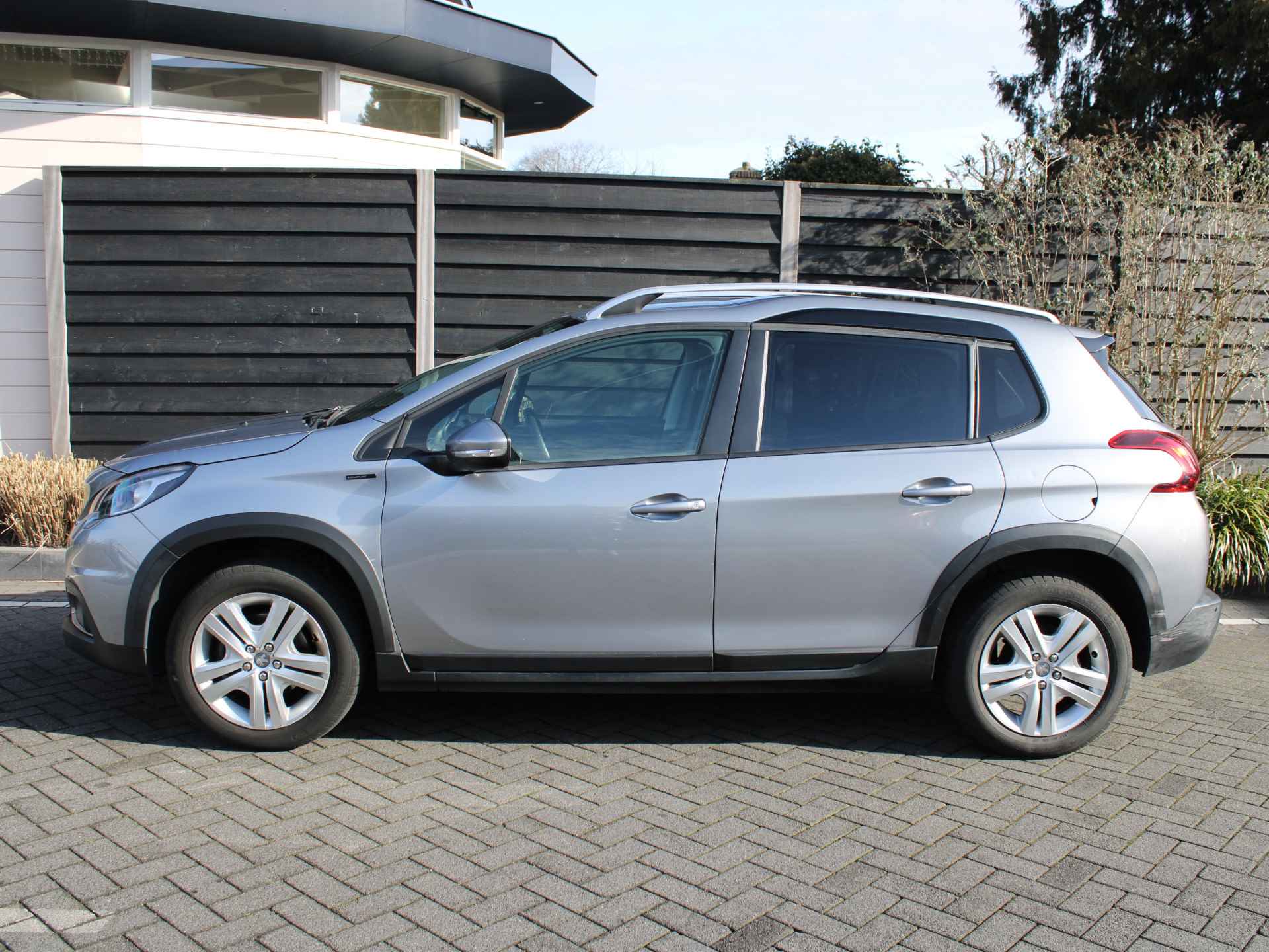 Peugeot 2008 1.2 PureTech 110PK Signature EAT6 Automaat Dealer Onderhouden! Parkeersensoren Achter, Navigatie, Airco, Cruise Control - 5/32