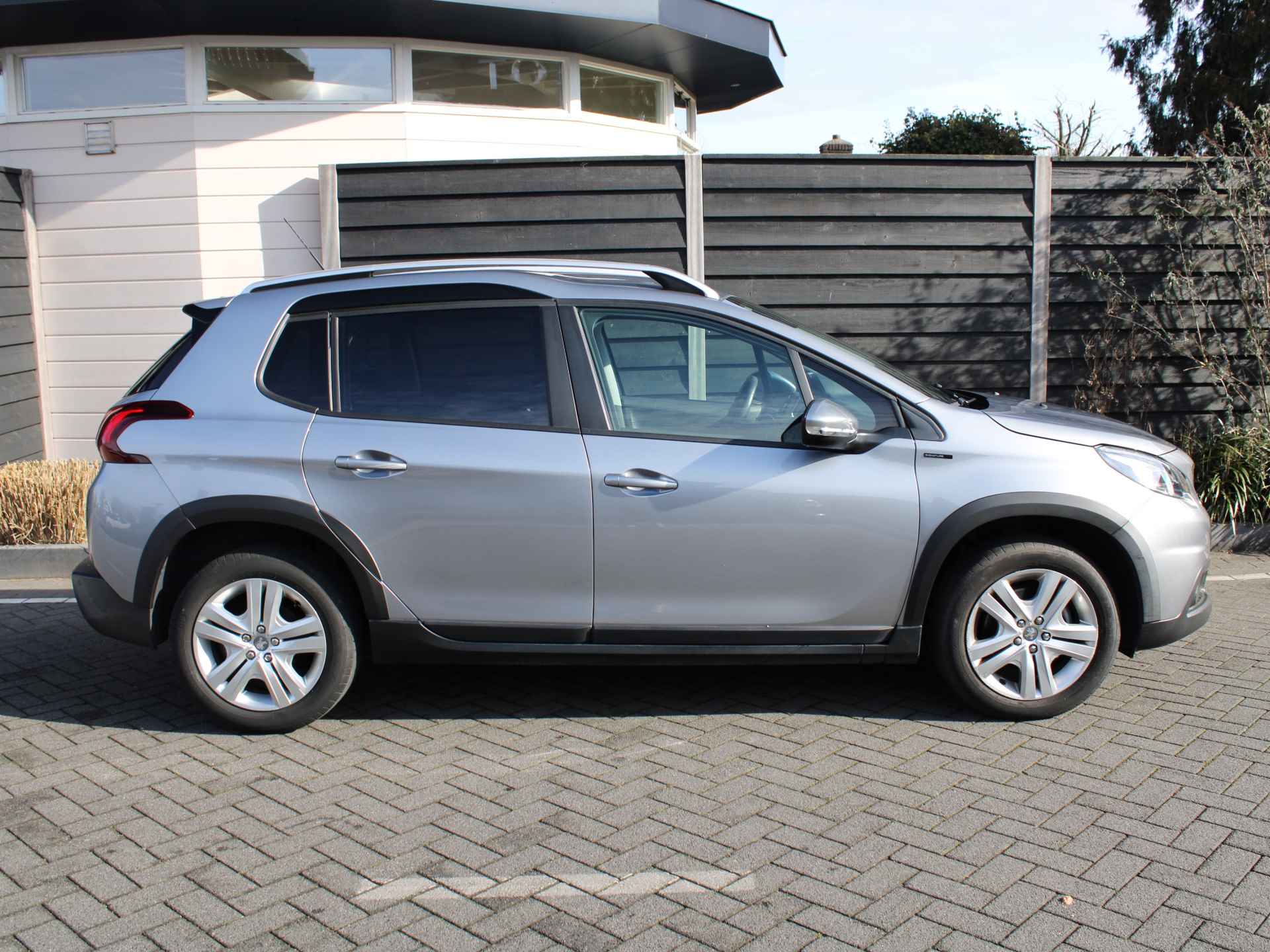 Peugeot 2008 1.2 PureTech 110PK Signature EAT6 Automaat Dealer Onderhouden! Parkeersensoren Achter, Navigatie, Airco, Cruise Control - 7/32