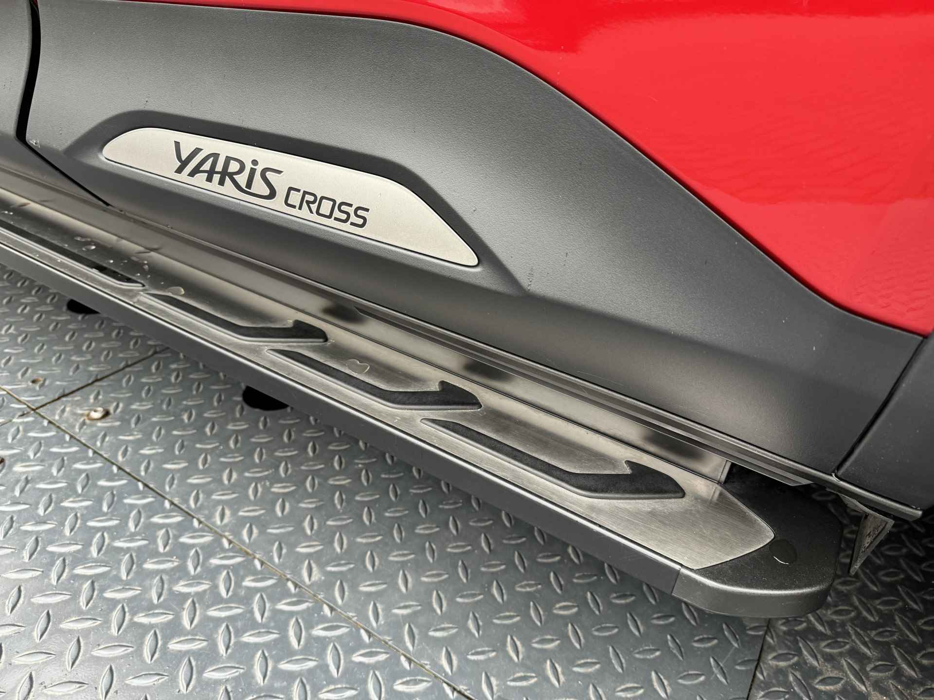 Toyota Yaris Cross 1.5 Hybrid Executive / Bi tone | Emotional RED | TREEPLANKEN | JBL | Head-up | BSM | Rijklaar!! - 4/39