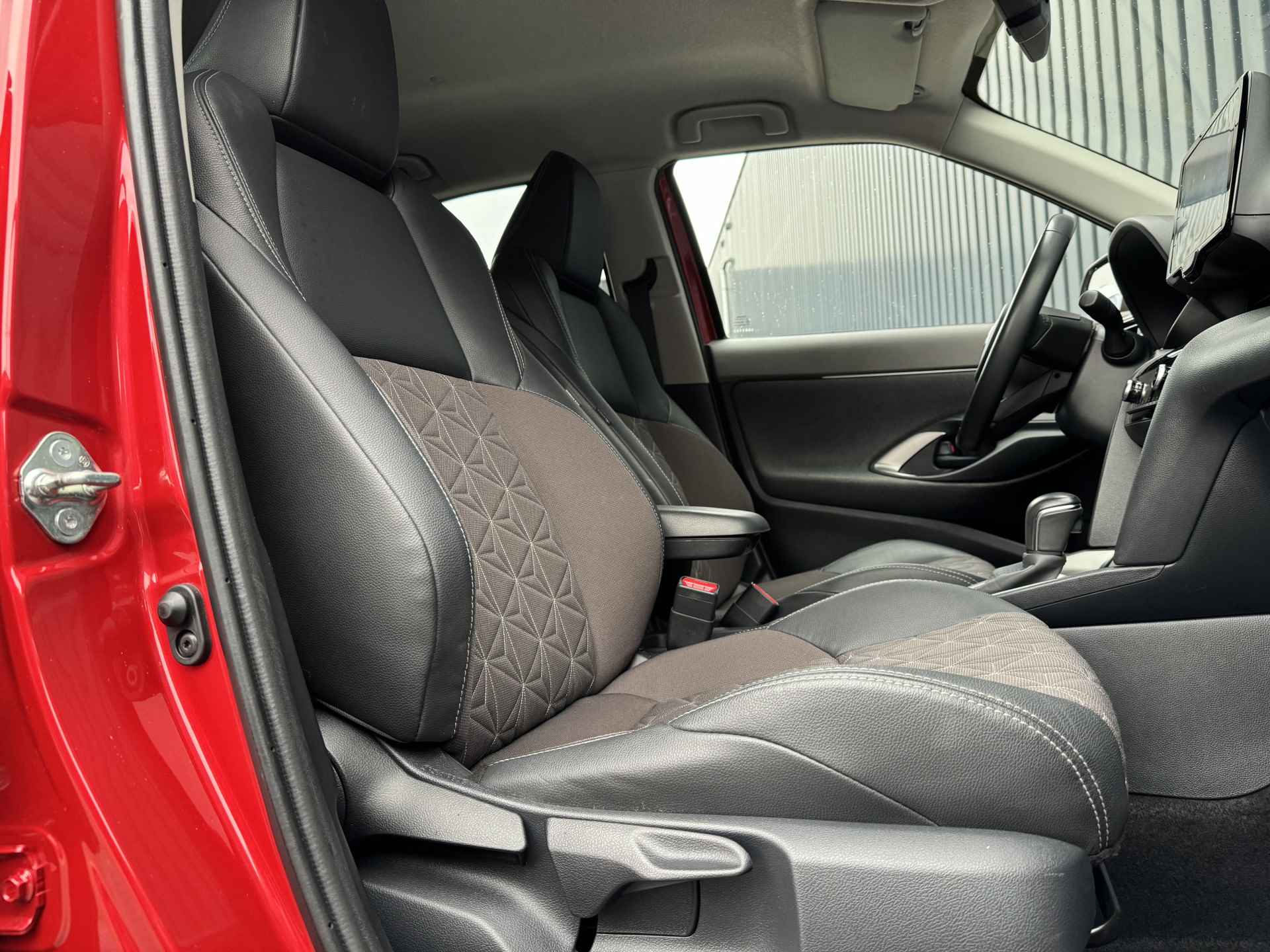 Toyota Yaris Cross 1.5 Hybrid Executive / Bi tone | Emotional RED | TREEPLANKEN | JBL | Head-up | BSM | Rijklaar!! - 21/39