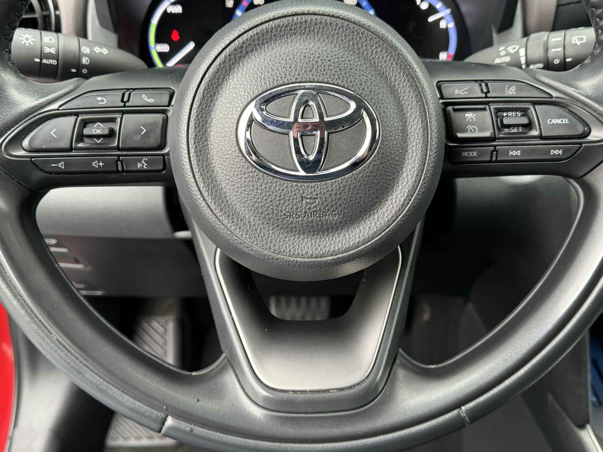 Toyota Yaris Cross 1.5 Hybrid Executive / Bi tone | Emotional RED | TREEPLANKEN | JBL | Head-up | BSM | Rijklaar!! - 36/39