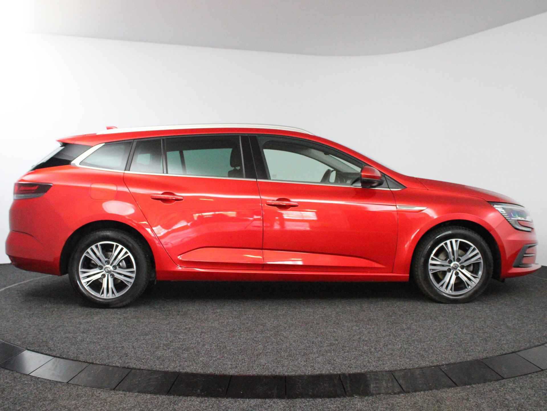 Renault Mégane Estate 1.3 TCe 140 EDC Intens AUTOMAAT | NAVIGATIE | TREKHAAK | PARKERSENSOREN VOOR-EN ACHTER | CLIMATE CONTROL | LICHTMETALEN VELGEN MET ALL SEASON BANDEN - 9/44