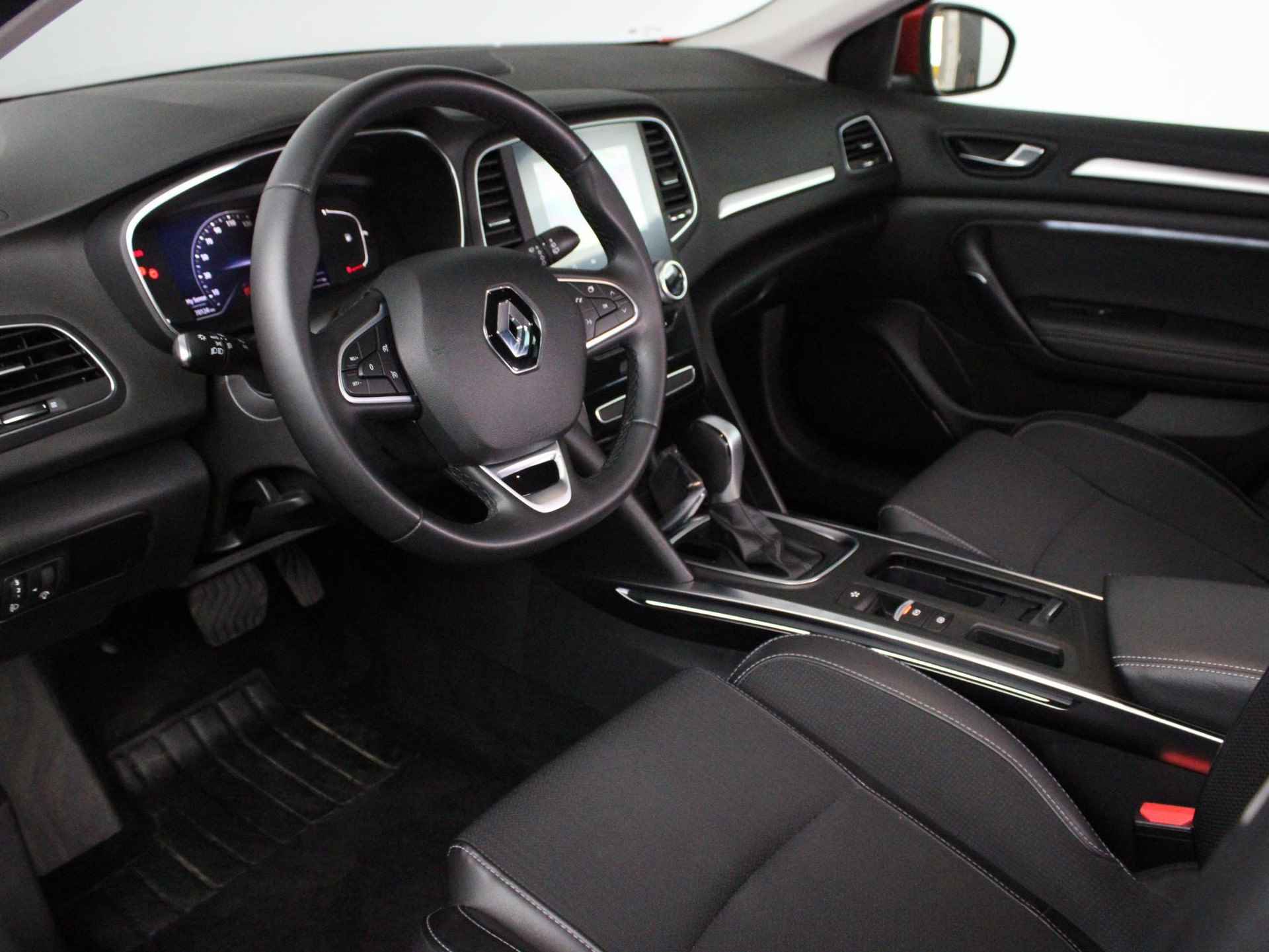 Renault Mégane Estate 1.3 TCe 140 EDC Intens AUTOMAAT | NAVIGATIE | TREKHAAK | PARKERSENSOREN VOOR-EN ACHTER | CLIMATE CONTROL | LICHTMETALEN VELGEN MET ALL SEASON BANDEN - 29/44