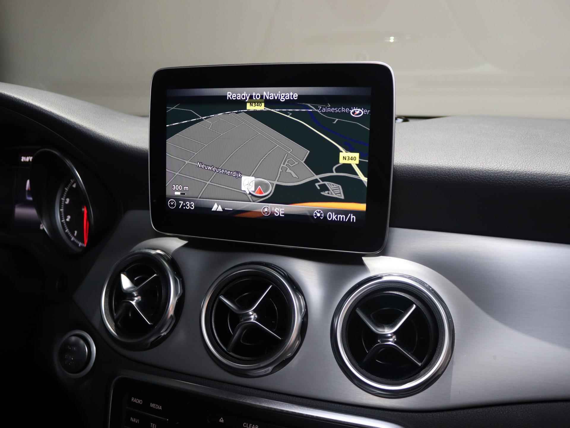 Mercedes-Benz GLA-klasse 180 Business Solution AMG Night | Panoramadak | achteruitrijcamera | 19'' velgen | Stoelverwarming | Led-koplampen | Navigatie - 9/20
