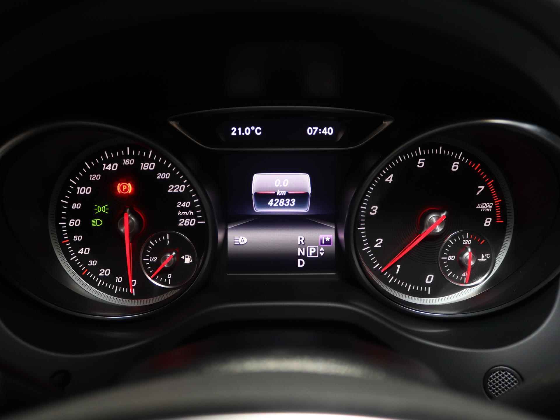Mercedes-Benz GLA-klasse 180 Business Solution AMG Night | Panoramadak | achteruitrijcamera | 19'' velgen | Stoelverwarming | Led-koplampen | Navigatie - 15/20