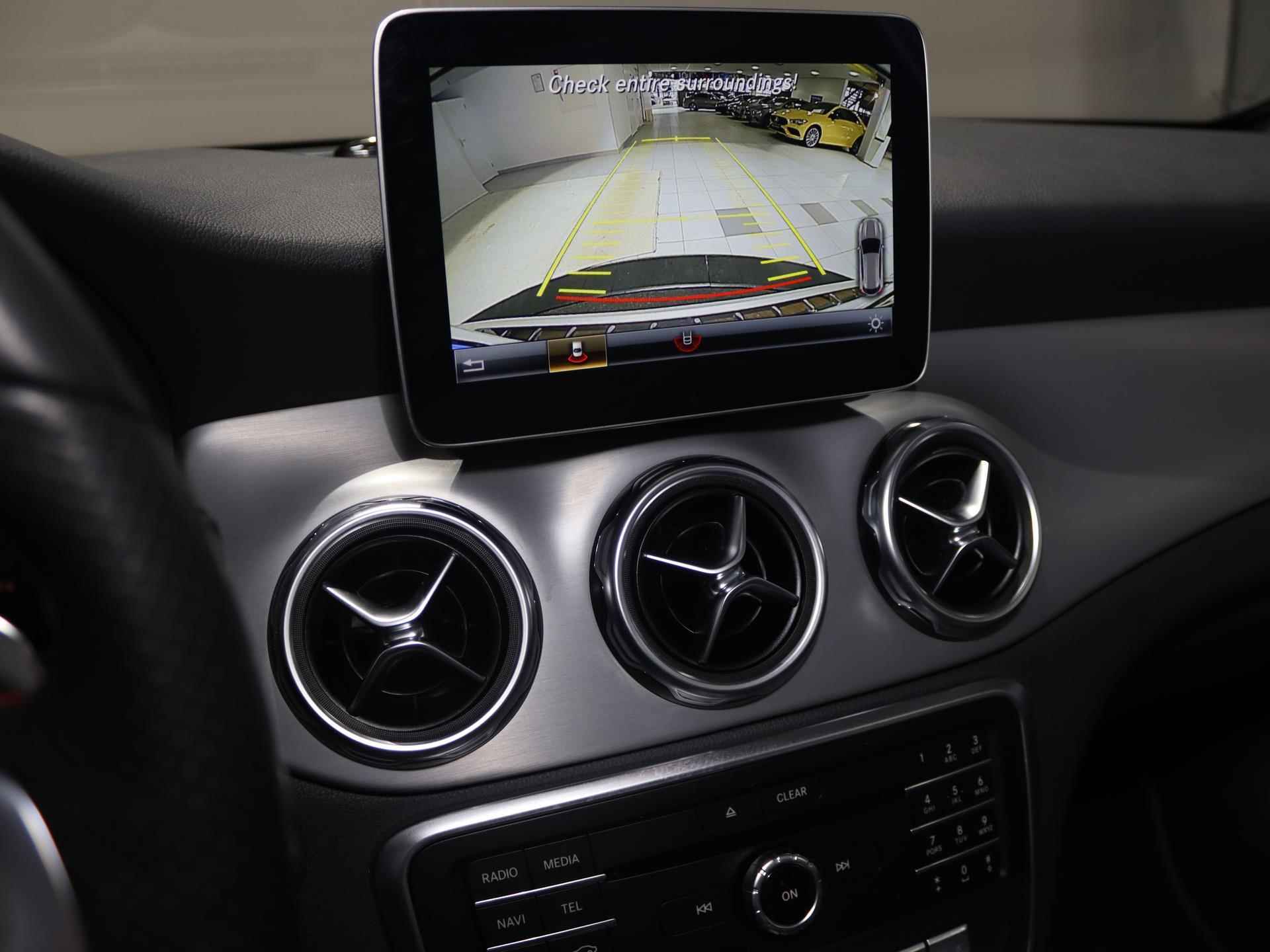 Mercedes-Benz GLA-klasse 180 Business Solution AMG Night | Panoramadak | achteruitrijcamera | 19'' velgen | Stoelverwarming | Led-koplampen | Navigatie - 16/20