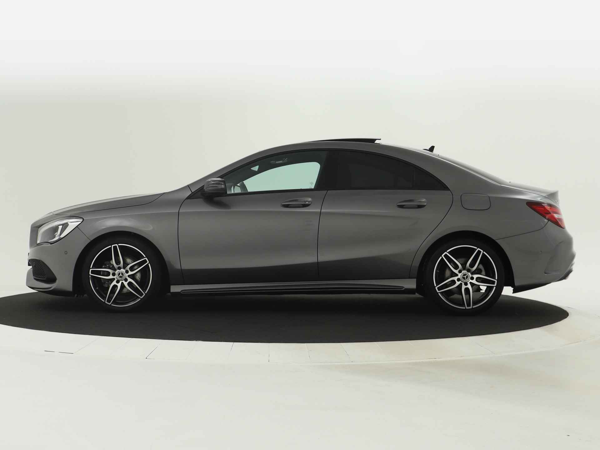 Mercedes-Benz CLA-Klasse 180 AMG Nightpakket | Panoramadak | Comand Navigatie | Parkeerpakket met Camera | Apple CarPlay | Stoelverwarming | Inclusief 24 maanden MB Certified garantie voor Europa. - 4/46