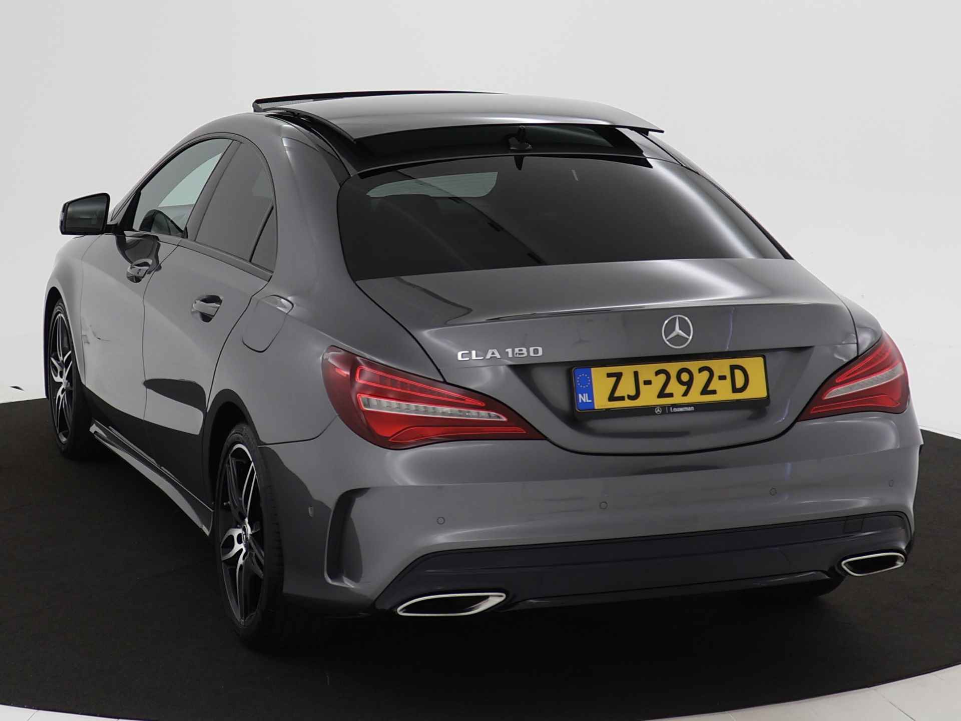 Mercedes-Benz CLA-Klasse 180 AMG Nightpakket | Panoramadak | Comand Navigatie | Parkeerpakket met Camera | Apple CarPlay | Stoelverwarming | Inclusief 24 maanden MB Certified garantie voor Europa. - 18/46