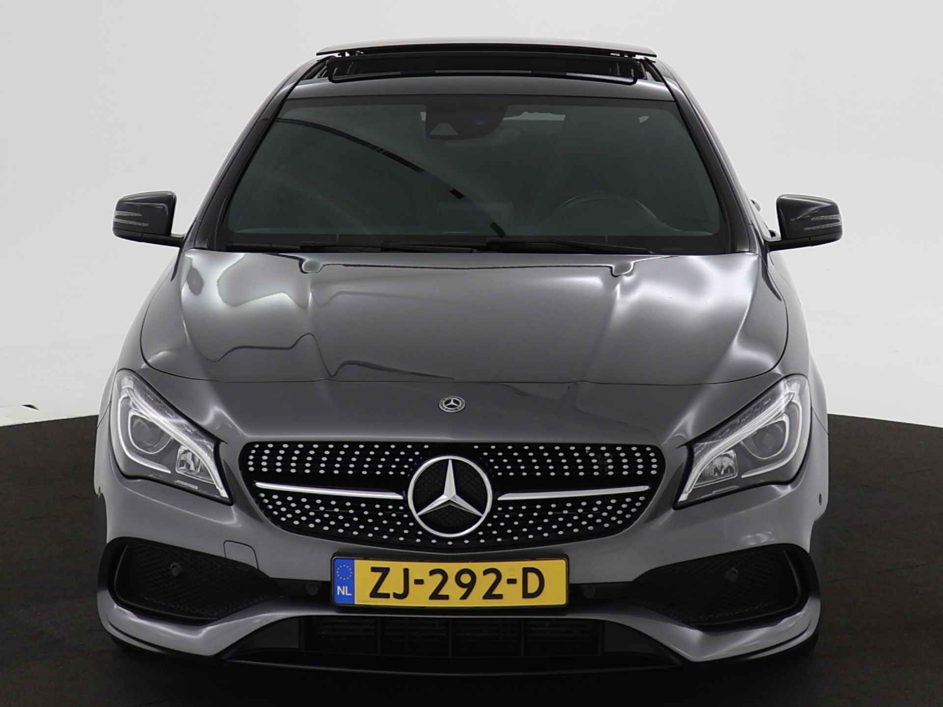 Mercedes-Benz CLA-Klasse 180 AMG Nightpakket | Panoramadak | Comand Navigatie | Parkeerpakket met Camera | Apple CarPlay | Stoelverwarming | Inclusief 24 maanden MB Certified garantie voor Europa. - 30/46