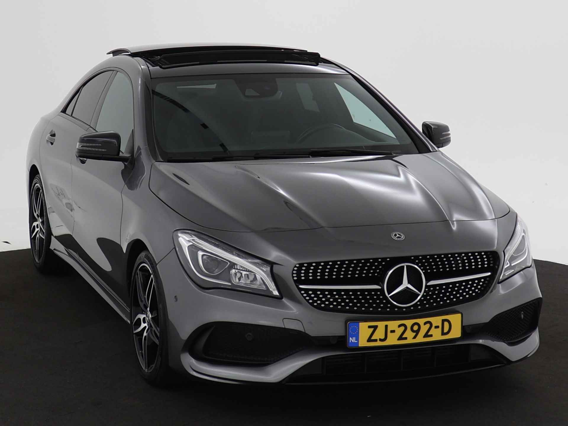 Mercedes-Benz CLA-Klasse 180 AMG Nightpakket | Panoramadak | Comand Navigatie | Parkeerpakket met Camera | Apple CarPlay | Stoelverwarming | Inclusief 24 maanden MB Certified garantie voor Europa. - 31/46