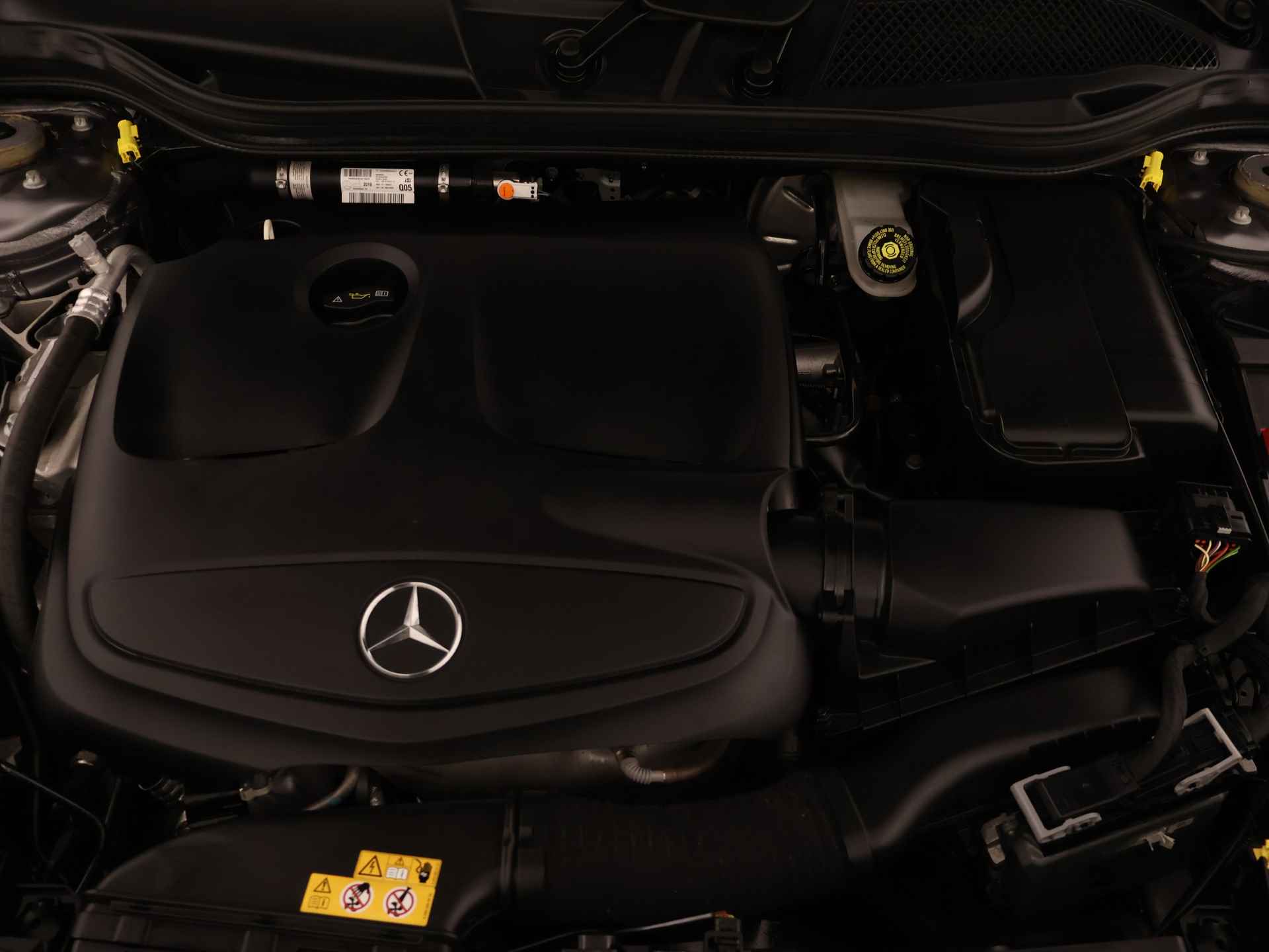 Mercedes-Benz CLA-Klasse 180 AMG Nightpakket | Panoramadak | Comand Navigatie | Parkeerpakket met Camera | Apple CarPlay | Stoelverwarming | Inclusief 24 maanden MB Certified garantie voor Europa. - 43/46