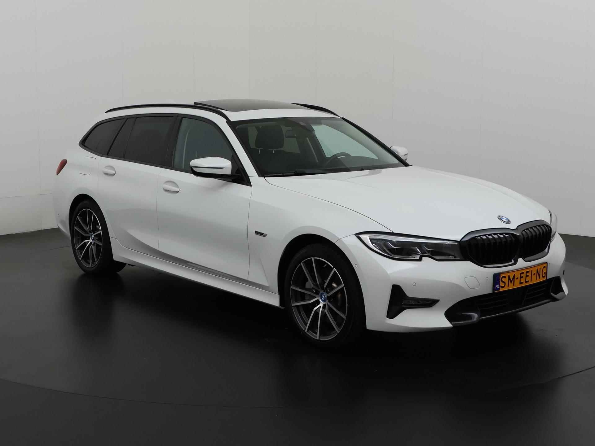 BMW 3-serie Touring 330e xDrive Sport Line Shadow | Trekhaak | Panoramadak | Live Dashboard Professional | Zondag Open! - 30/41