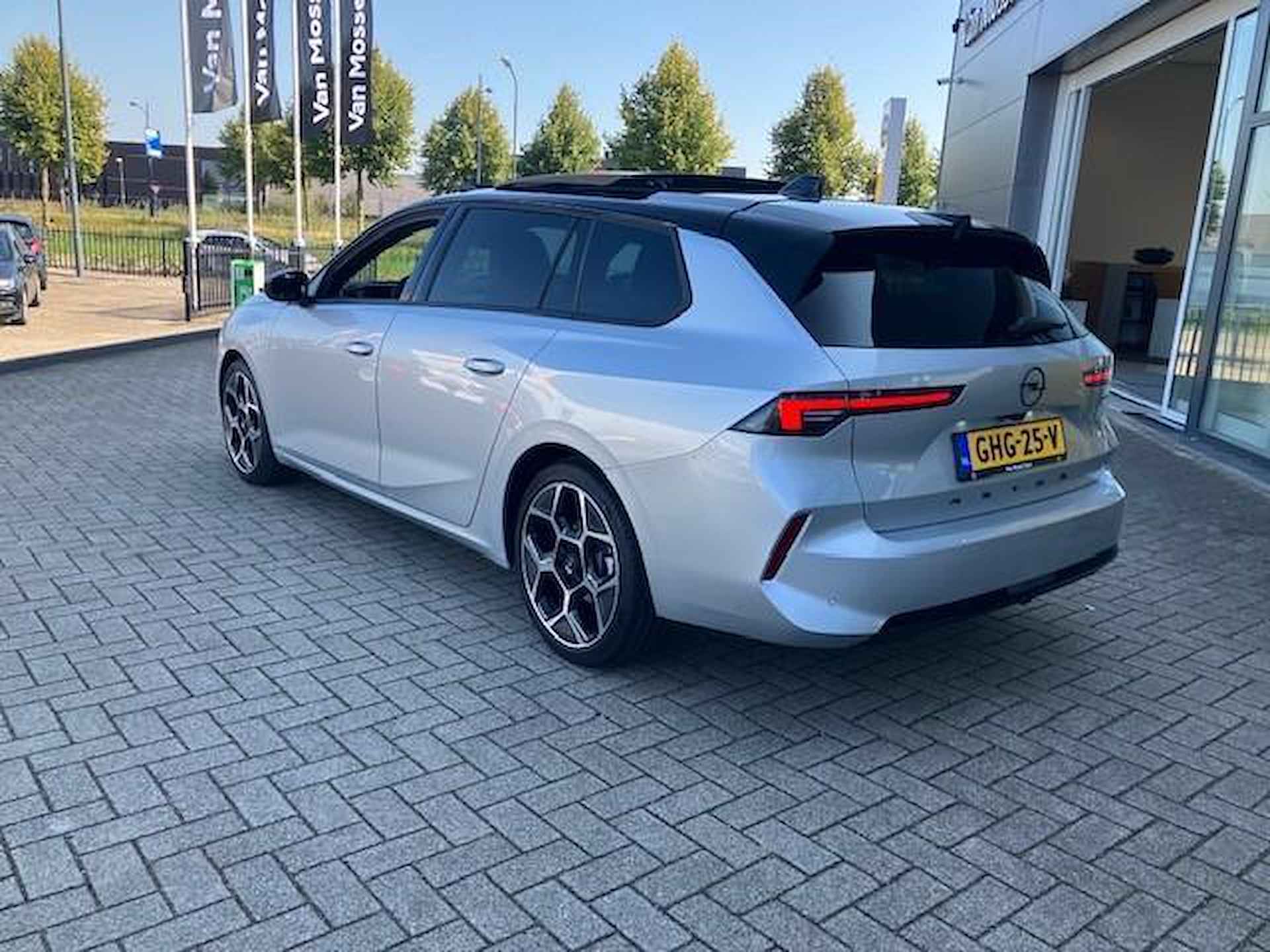 Opel Astra Sports Tourer 1.2 Turbo Hybrid Ultimate | 136pk | Automaat | Trekhaak | Head-Up Display | Schuif/Kantel Dak | Zeer compleet! | - 2/10