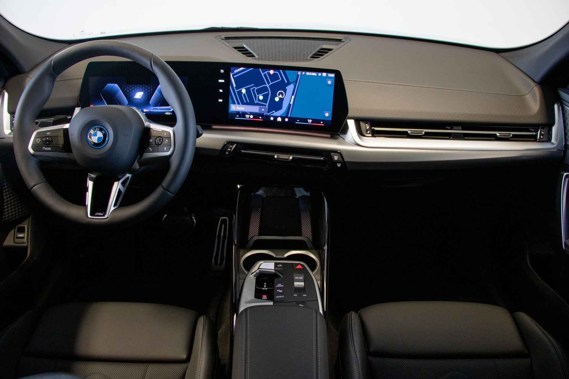 BMW iX2 xDrive30 | M Sport Pro | Harman Kardon | Glazen Panoramadak - 4/33