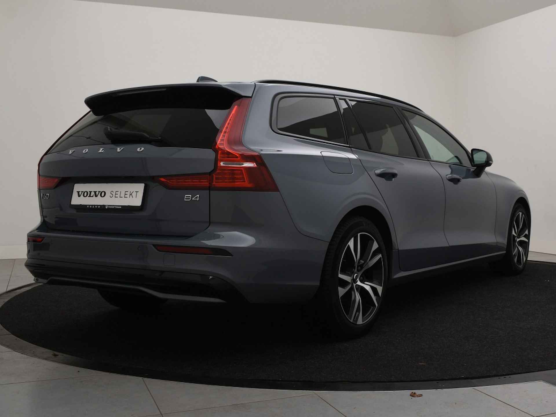 Volvo V60 B4 AUT(7) PLUS DARK TREKHAAK ACC GOOGLE MAPS 18INCH CAMERA - 4/41