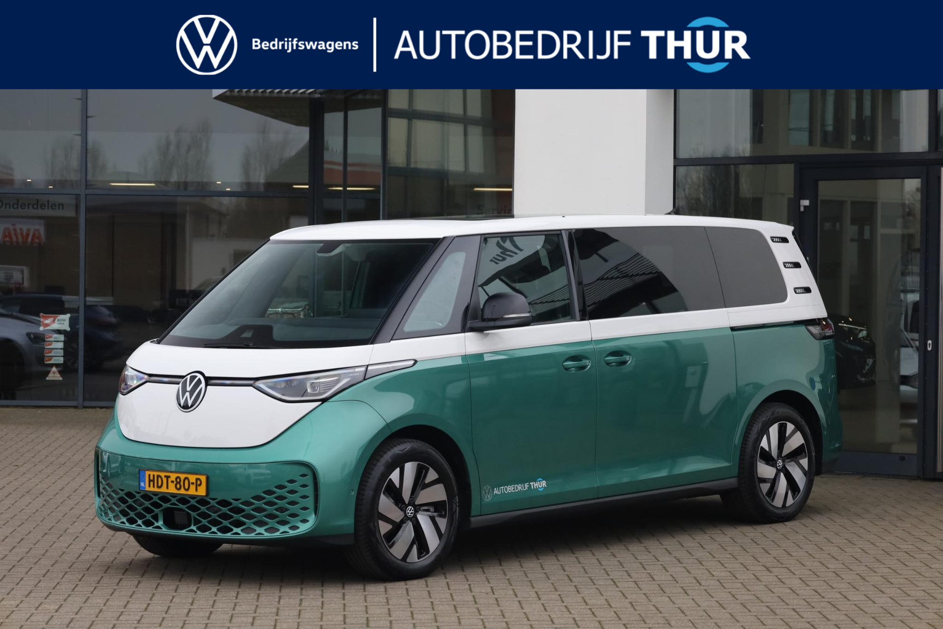 Volkswagen ID. Buzz Pro 86 kWh LWB 7p. 286PK / 210kW, 7 persoons, Open & Close pakket (elektrische achterklep met sensorsturing, keyless entry, alarmsysteem), Multimedia pakket (full map navigatie), 19" 'Tilburg' LMV, Design pakket plus (LED Matrix (IQ.Lights), grootlichtassistent, verlichte LED strip, panoramadak), Comfort pakket (verwarmbare voorruit, verwarmbare voorstoelen, verwarmbaar stuurwiel, multifunctioneel lederen stuurwiel), adaptieve cruise control (acc), parkeersensoren voor en achter (pdc), achteruitrijcamera (rear view)