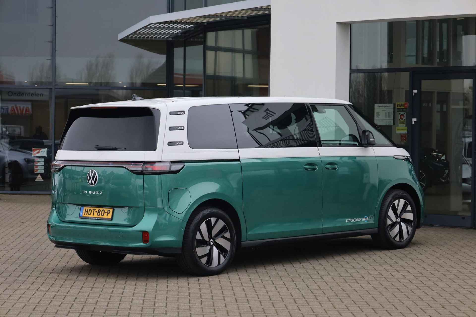 Volkswagen ID. Buzz Pro 86 kWh LWB 7p. 286PK / 210kW, 7 persoons, Open & Close pakket (elektrische achterklep met sensorsturing, keyless entry, alarmsysteem), Multimedia pakket (full map navigatie), 19" 'Tilburg' LMV, Design pakket plus (LED Matrix (IQ.Lights), grootlichtassistent, verlichte LED strip, panoramadak), Comfort pakket (verwarmbare voorruit, verwarmbare voorstoelen, verwarmbaar stuurwiel, multifunctioneel lederen stuurwiel), adaptieve cruise control (acc), parkeersensoren voor en achter (pdc), achteruitrijcamera (rear view) - 2/47