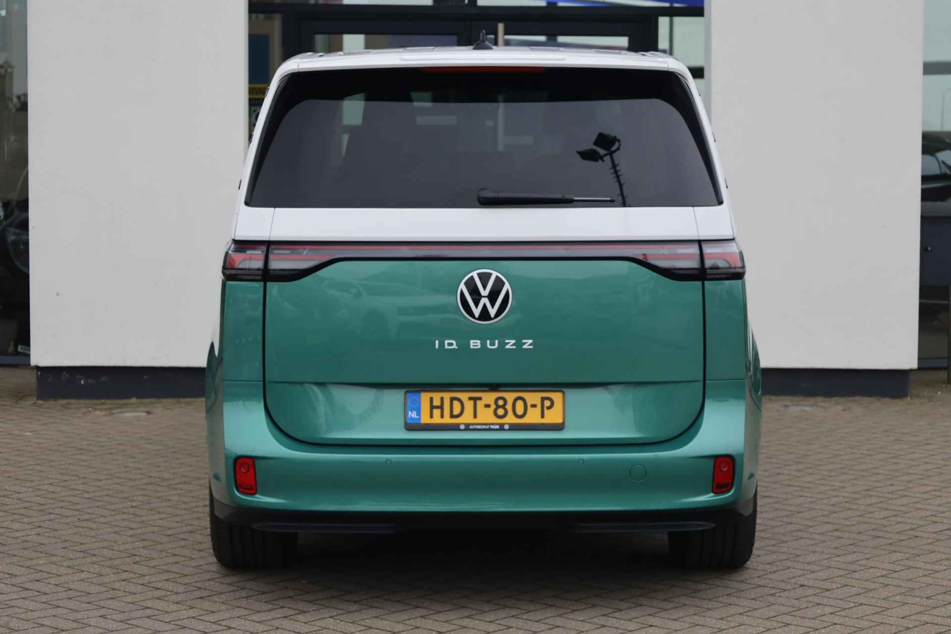 Volkswagen ID. Buzz Pro 86 kWh LWB 7p. 286PK / 210kW, 7 persoons, Open & Close pakket (elektrische achterklep met sensorsturing, keyless entry, alarmsysteem), Multimedia pakket (full map navigatie), 19" 'Tilburg' LMV, Design pakket plus (LED Matrix (IQ.Lights), grootlichtassistent, verlichte LED strip, panoramadak), Comfort pakket (verwarmbare voorruit, verwarmbare voorstoelen, verwarmbaar stuurwiel, multifunctioneel lederen stuurwiel), adaptieve cruise control (acc), parkeersensoren voor en achter (pdc), achteruitrijcamera (rear view) - 7/47