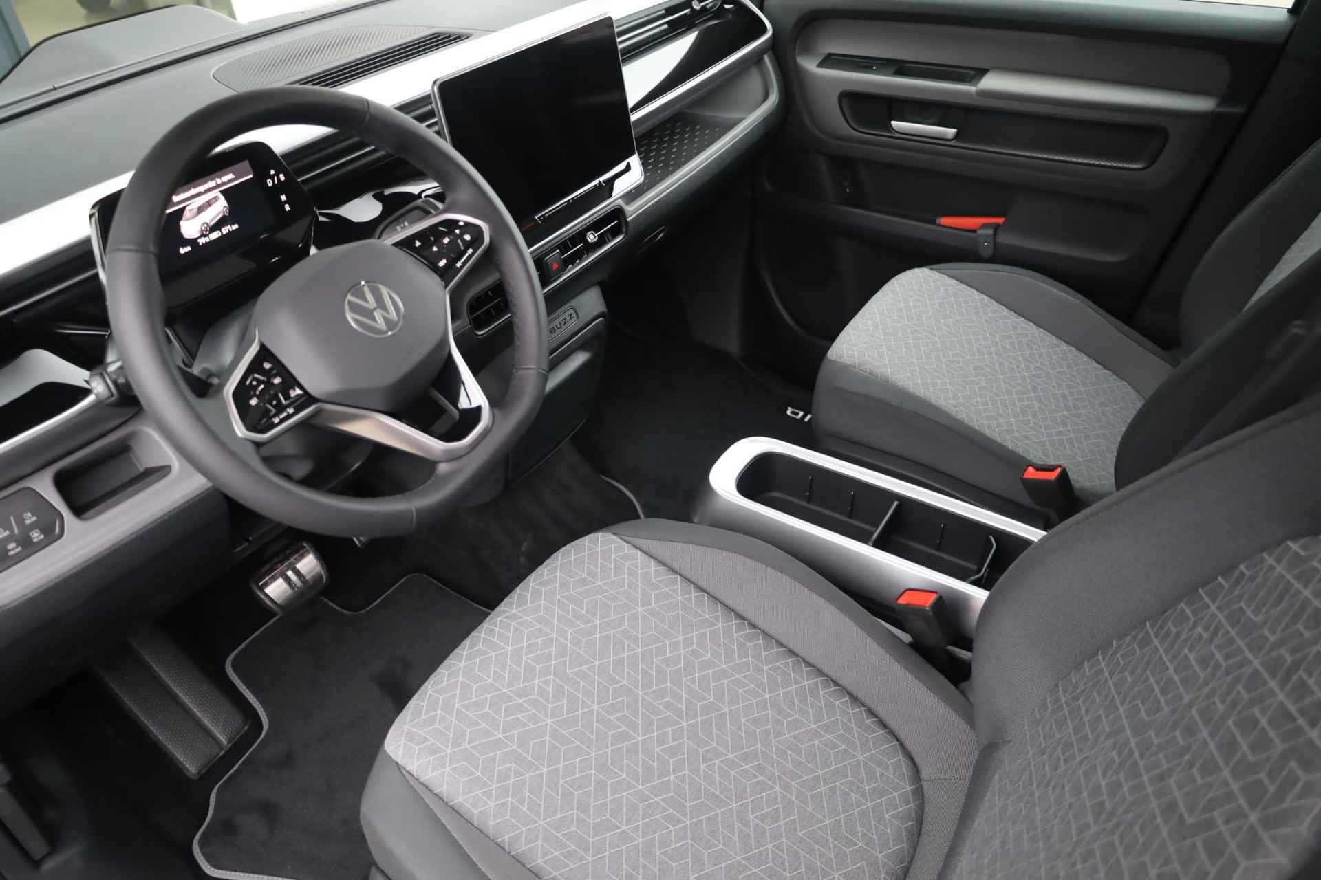 Volkswagen ID. Buzz Pro 86 kWh LWB 7p. 286PK / 210kW, 7 persoons, Open & Close pakket (elektrische achterklep met sensorsturing, keyless entry, alarmsysteem), Multimedia pakket (full map navigatie), 19" 'Tilburg' LMV, Design pakket plus (LED Matrix (IQ.Lights), grootlichtassistent, verlichte LED strip, panoramadak), Comfort pakket (verwarmbare voorruit, verwarmbare voorstoelen, verwarmbaar stuurwiel, multifunctioneel lederen stuurwiel), adaptieve cruise control (acc), parkeersensoren voor en achter (pdc), achteruitrijcamera (rear view) - 12/47