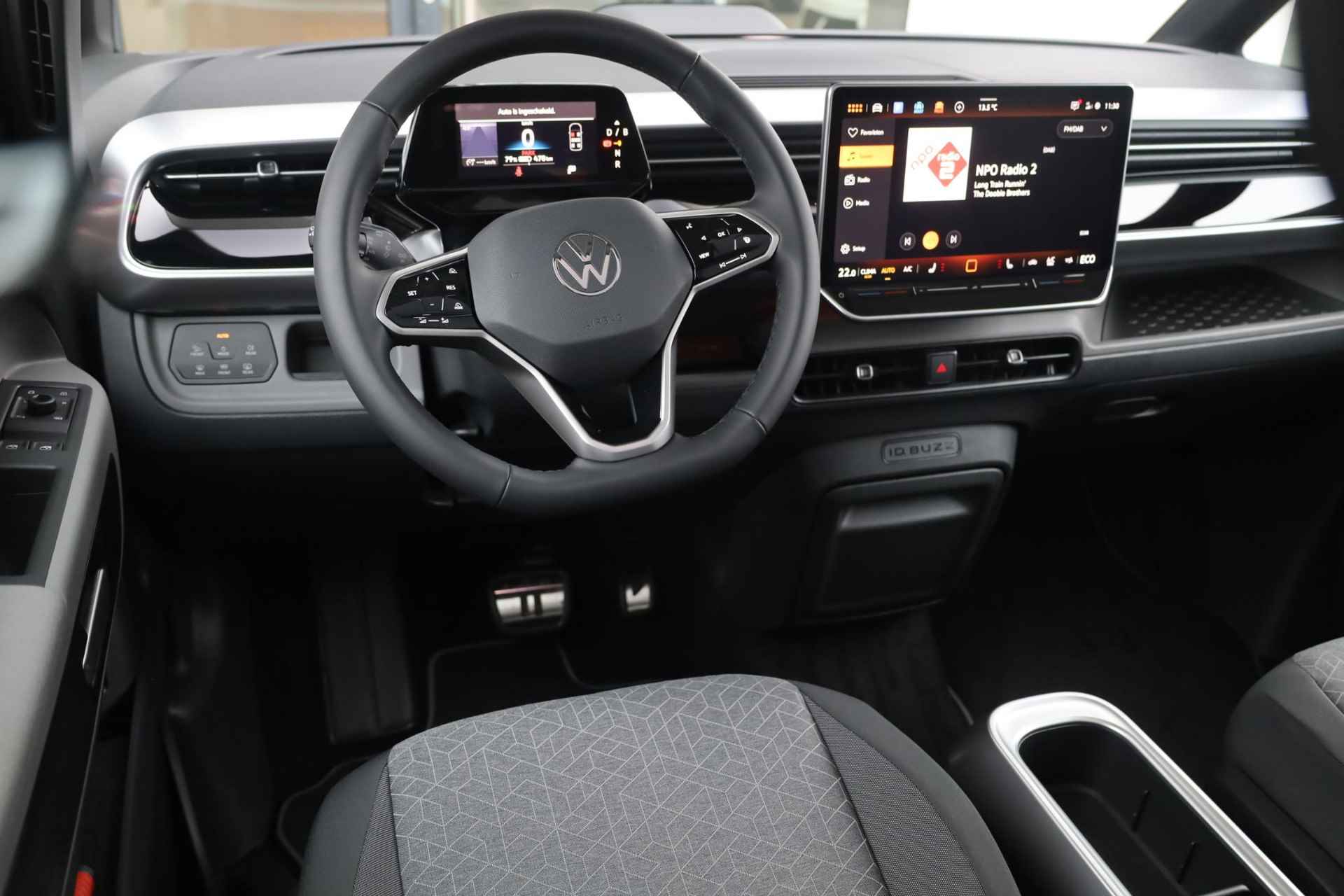 Volkswagen ID. Buzz Pro 86 kWh LWB 7p. 286PK / 210kW, 7 persoons, Open & Close pakket (elektrische achterklep met sensorsturing, keyless entry, alarmsysteem), Multimedia pakket (full map navigatie), 19" 'Tilburg' LMV, Design pakket plus (LED Matrix (IQ.Lights), grootlichtassistent, verlichte LED strip, panoramadak), Comfort pakket (verwarmbare voorruit, verwarmbare voorstoelen, verwarmbaar stuurwiel, multifunctioneel lederen stuurwiel), adaptieve cruise control (acc), parkeersensoren voor en achter (pdc), achteruitrijcamera (rear view) - 21/47