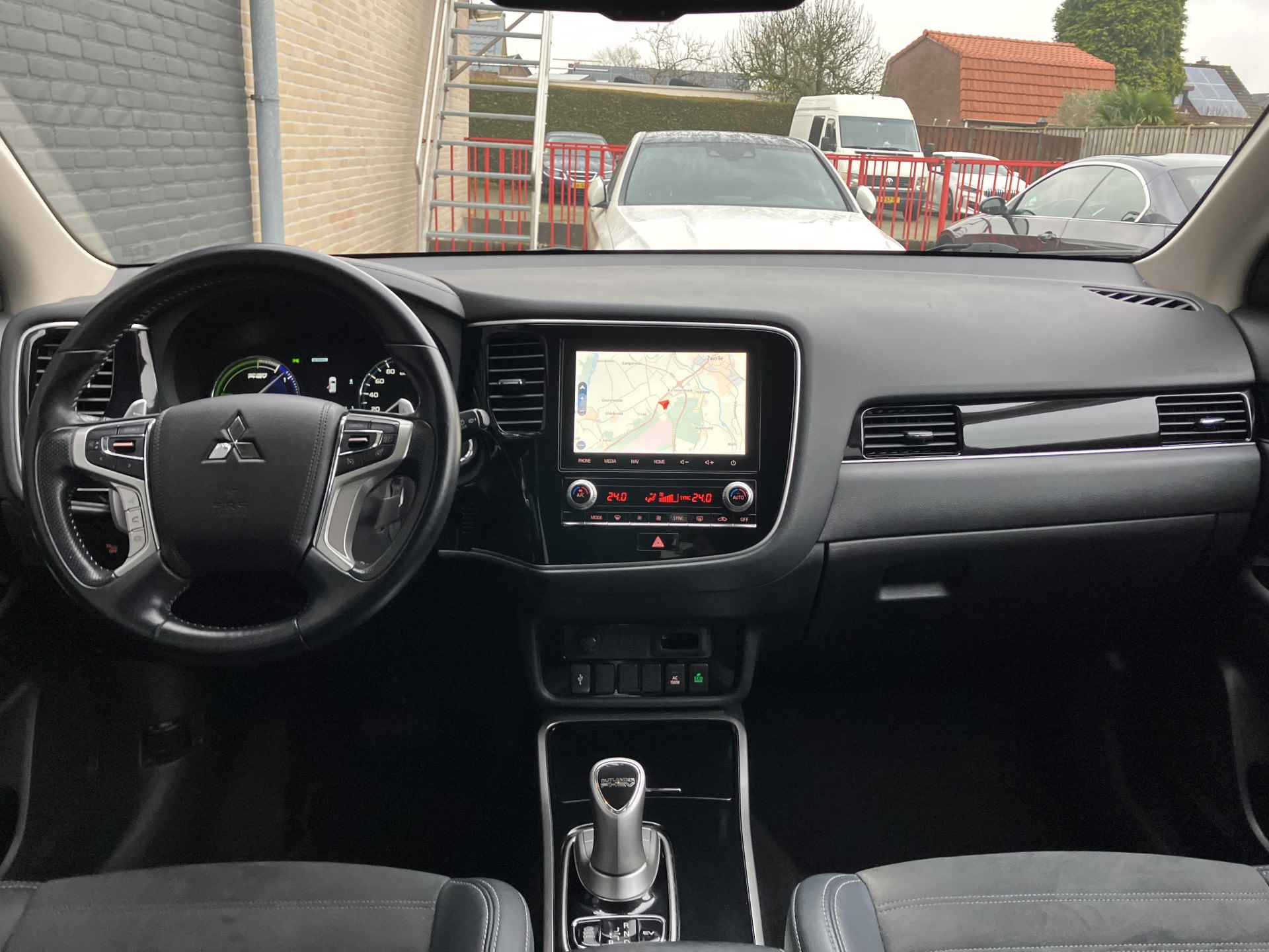 Mitsubishi Outlander 2.4 PHEV Intense AWD AUT. | 1e eigenaar | dealer onderhouden | navigatie | carplay | camera | trekhaak - 16/39