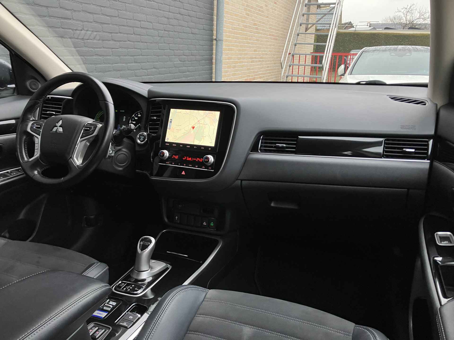 Mitsubishi Outlander 2.4 PHEV Intense AWD AUT. | 1e eigenaar | dealer onderhouden | navigatie | carplay | camera | trekhaak - 17/39